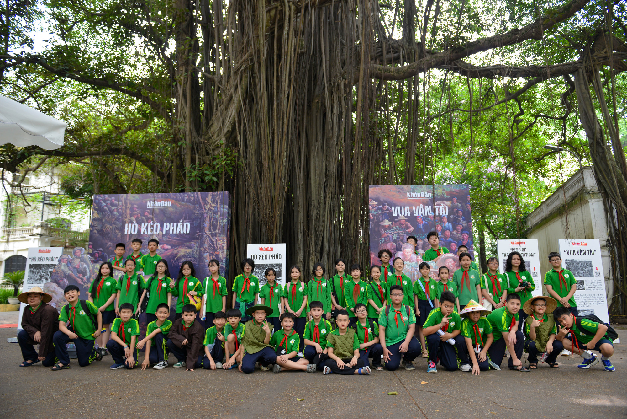 Các em học sinh Trường Trung học cơ sở Nguyễn Tri Phương (quận Ba Đình, Hà Nội) đã có mặt từ rất sớm để tham quan, trải nghiệm bức tranh.