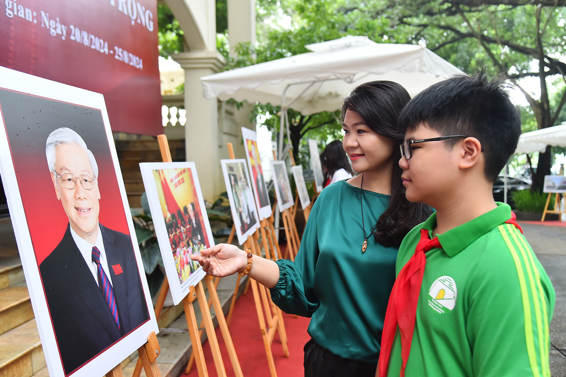 Cô và trò Trường trung học cơ sở Nguyễn Tri Phương (quận Ba Đình, Hà Nội) xúc động trước những hình ảnh về Tổng Bí thư Nguyễn Phú Trọng tại Triển lãm.