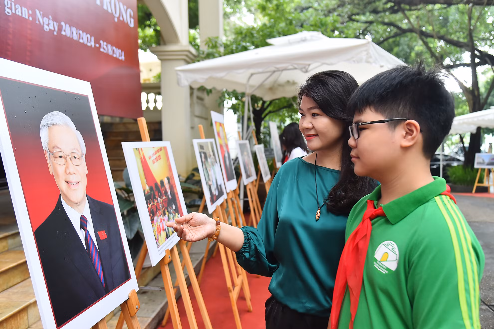 Cô và trò Trường trung học cơ sở Nguyễn Tri Phương (quận Ba Đình, Hà Nội) xúc động trước những hình ảnh về Tổng Bí thư Nguyễn Phú Trọng tại Triển lãm. Cô và trò Trường trung học cơ sở Nguyễn Tri Phương (quận Ba Đình, Hà Nội) xúc động trước những hình ảnh về Tổng Bí thư Nguyễn Phú Trọng tại Triển lãm.