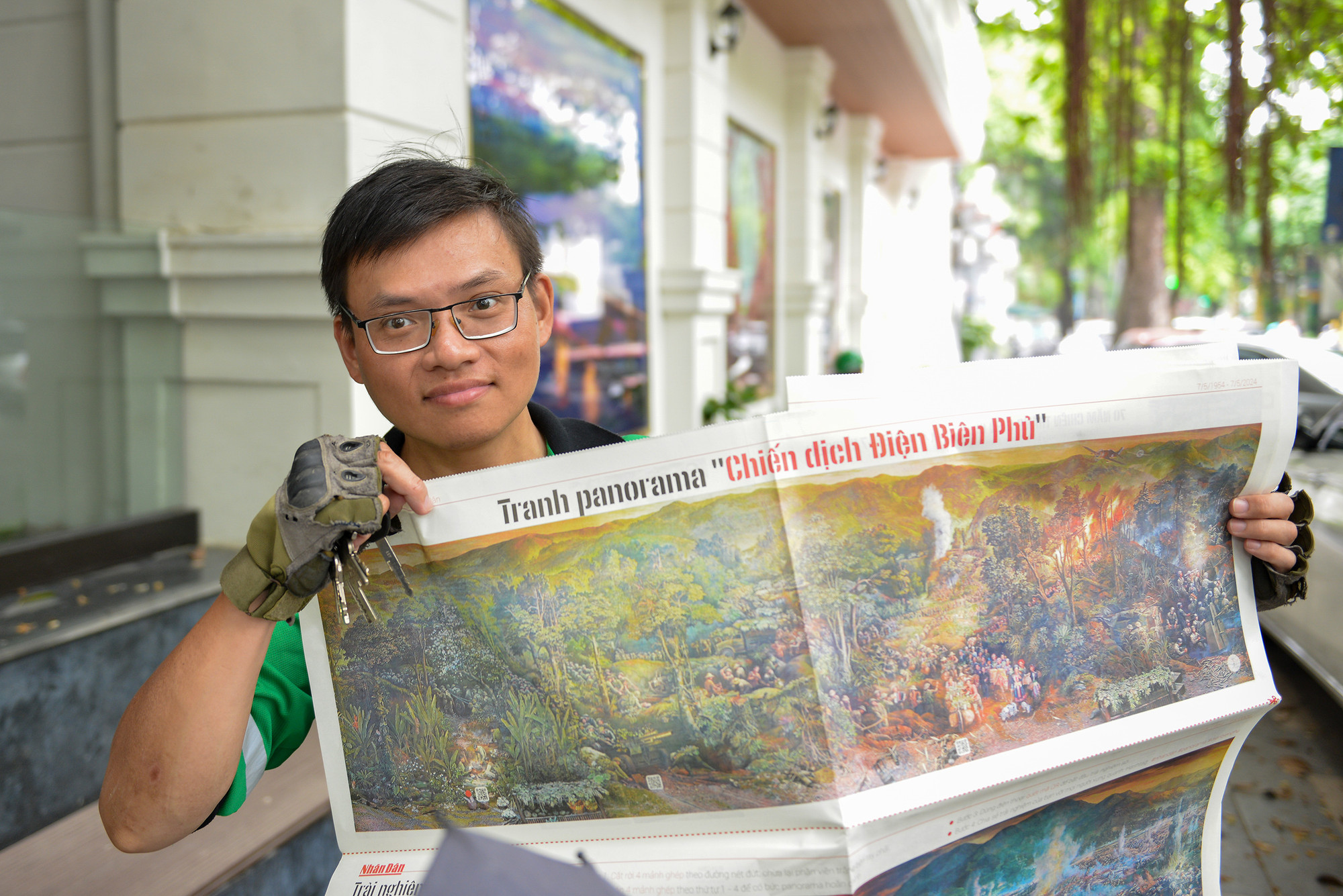 Anh Lưu Kỳ (tài xế xe công nghệ) tranh thủ thời gian nghỉ trưa đã đến tòa soạn Báo Nhân Dân và trải nghiệm tờ phụ san đặc biệt.