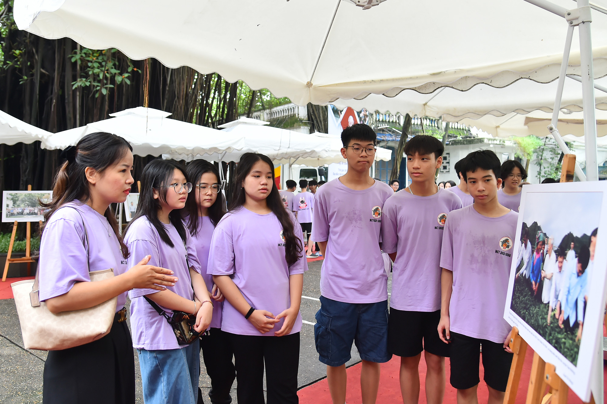 Cô Nguyễn Thị Bích Ngọc, giáo viên chủ nhiệm lớp 8A8 Trường trung học cơ sở Nguyễn Công Trứ (quận Ba Đình, Hà Nội) kể về những câu chuyện bình dị lúc sinh thời của Tổng Bí thư Nguyễn Phú Trọng.