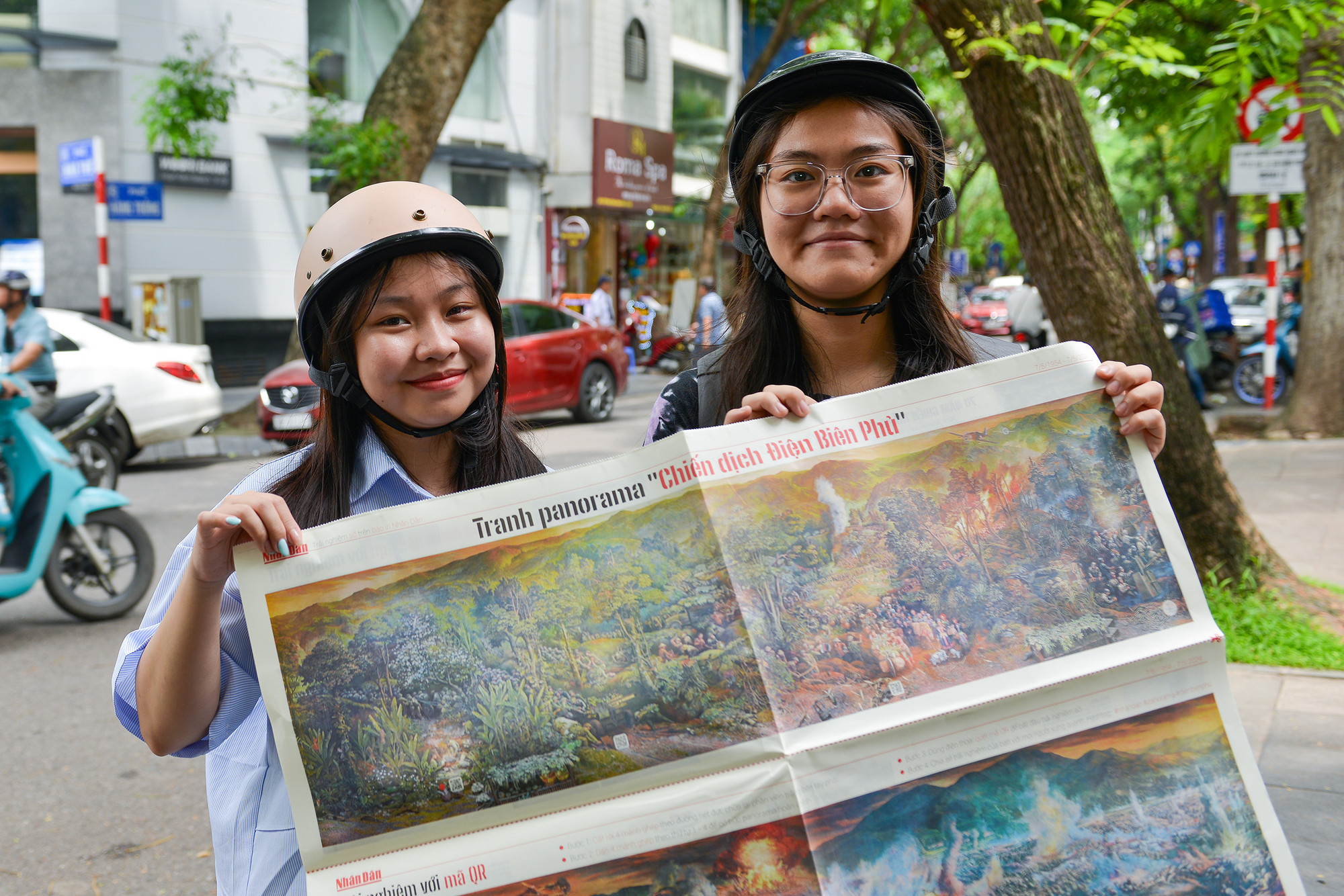 Nhiều bạn trẻ vui mừng khi trực tiếp cầm trên tay tờ phụ san đặc biệt.