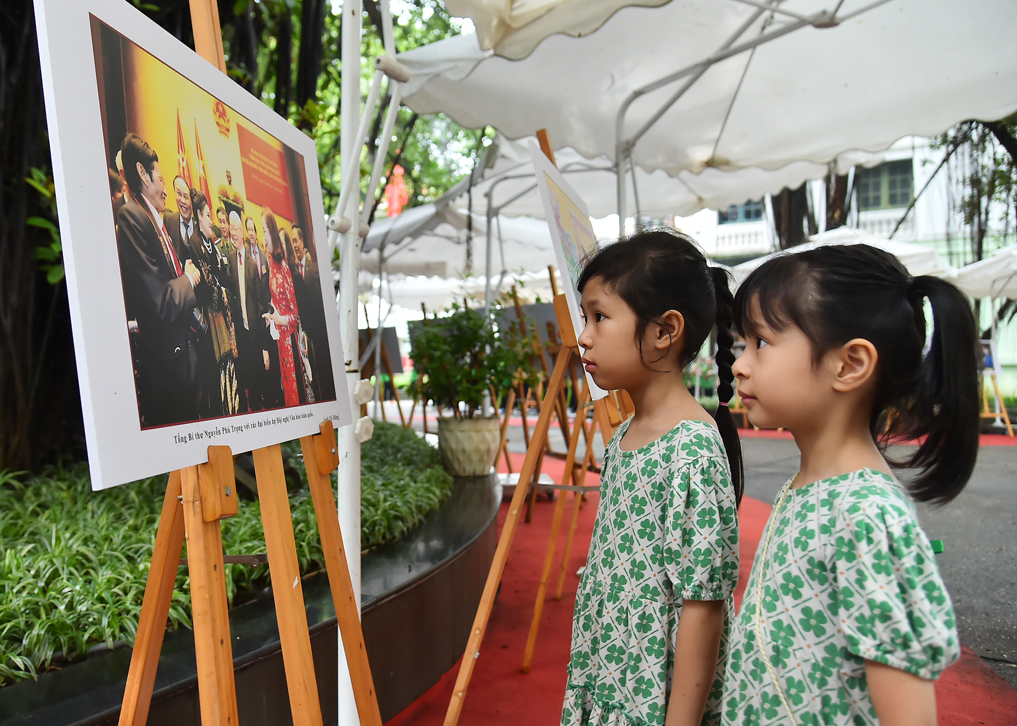 Dịp này, nhiều em nhỏ cũng được gia đình đưa đến tham quan Triển lãm để hiểu về cuộc đời, sự nghiệp của Tổng Bí thư Nguyễn Phú Trọng.