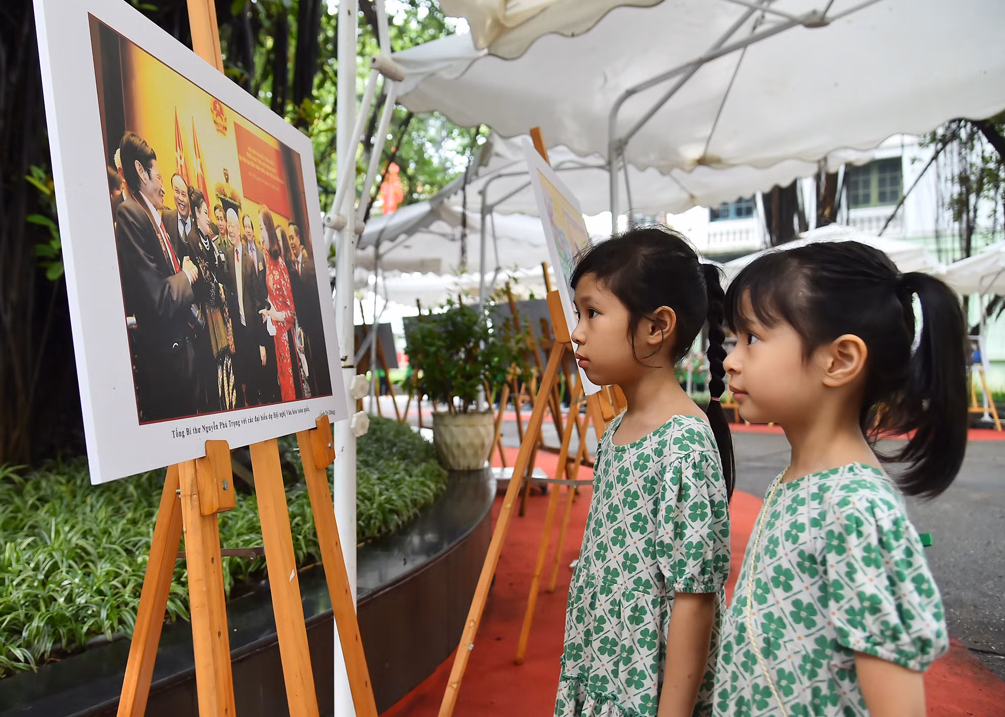 Dịp này, nhiều em nhỏ cũng được gia đình đưa đến tham quan Triển lãm để hiểu về cuộc đời, sự nghiệp của Tổng Bí thư Nguyễn Phú Trọng. Dịp này, nhiều em nhỏ cũng được gia đình đưa đến tham quan Triển lãm để hiểu về cuộc đời, sự nghiệp của Tổng Bí thư Nguyễn Phú Trọng.