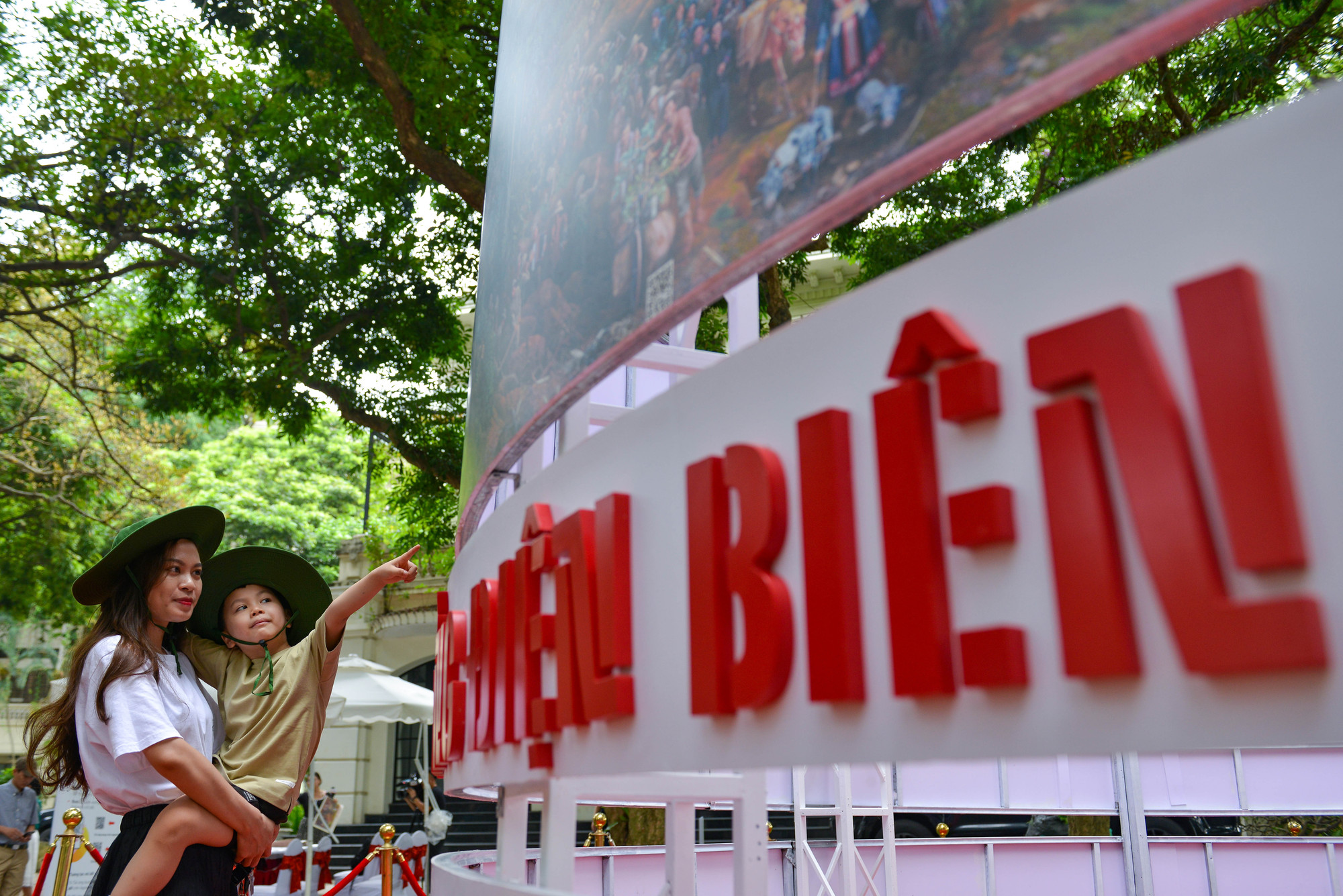 Ngày 11/5 là ngày nghỉ cuối tuần cho nên các vị phụ huynh đưa con em mình đến để trải nghiệm.