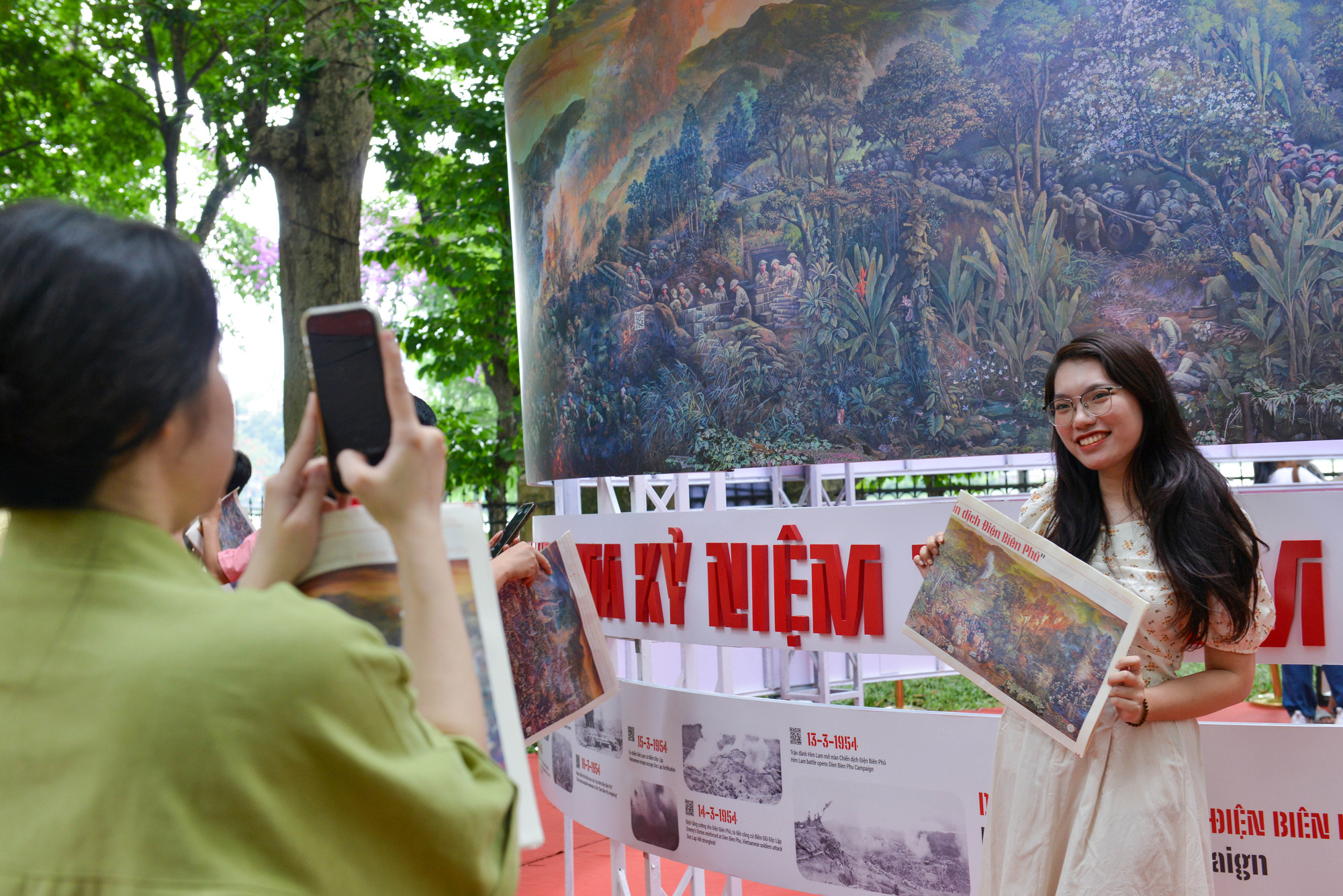 Cũng trong sáng 11/5, rất đông các bạn trẻ đã đến toà soạn Báo Nhân Dân để được cầm trên tay tờ phụ san.