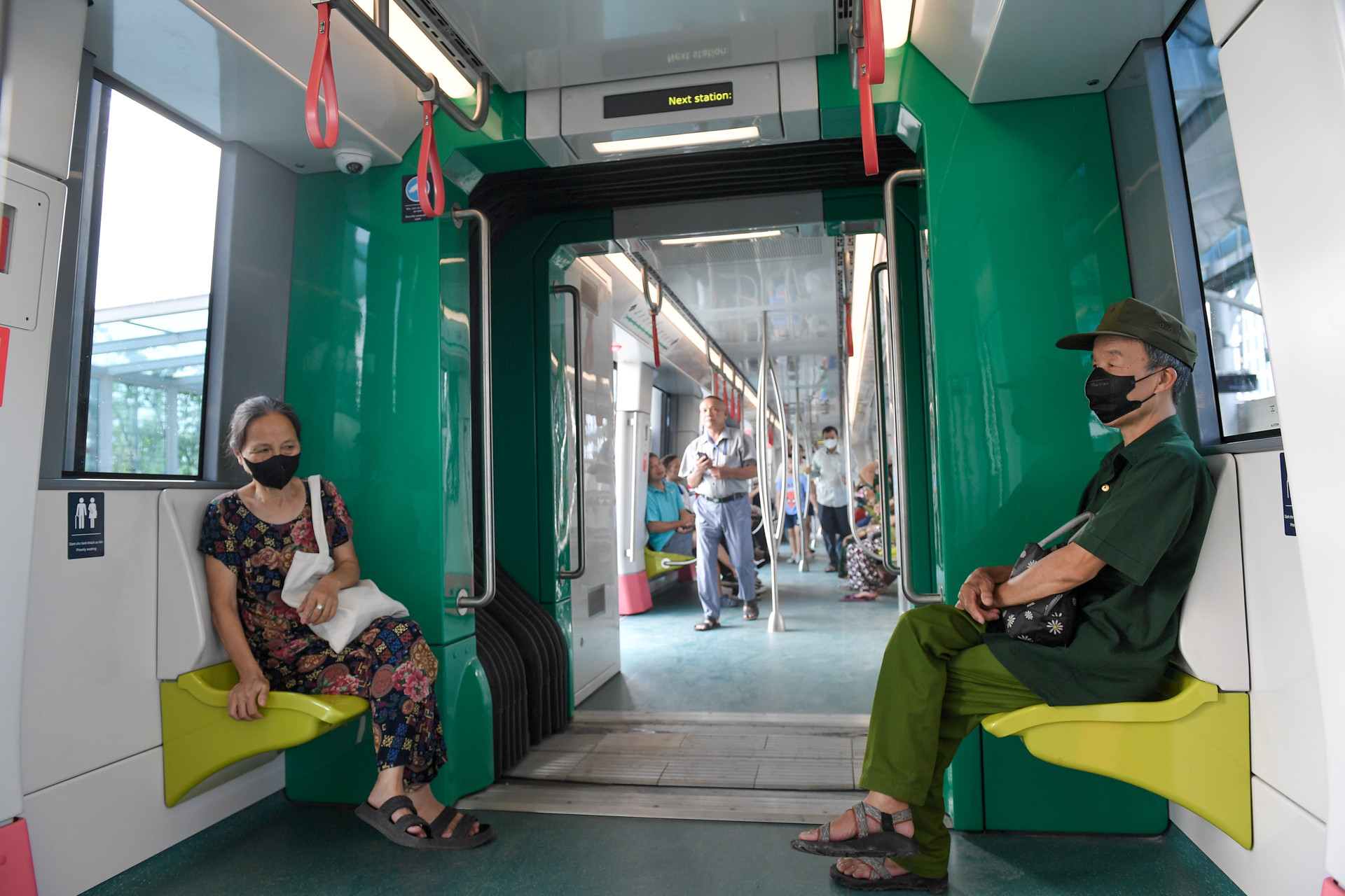 Anh Quang Hùng (quận Cầu Giấy, Hà Nội) cho biết: "Sau nhiều năm chờ đợi, khi lên tàu tôi thấy rất vui, tôi rất ấn tượng với chiếc vé tàu. Tôi rất hy vọng đoạn ngầm của tuyến sẽ sớm hoàn thành để phục vụ người dân". Anh Quang Hùng (quận Cầu Giấy, Hà Nội) cho biết: "Sau nhiều năm chờ đợi, khi lên tàu tôi thấy rất vui, tôi rất ấn tượng với chiếc vé tàu. Tôi rất hy vọng đoạn ngầm của tuyến sẽ sớm hoàn thành để phục vụ người dân".