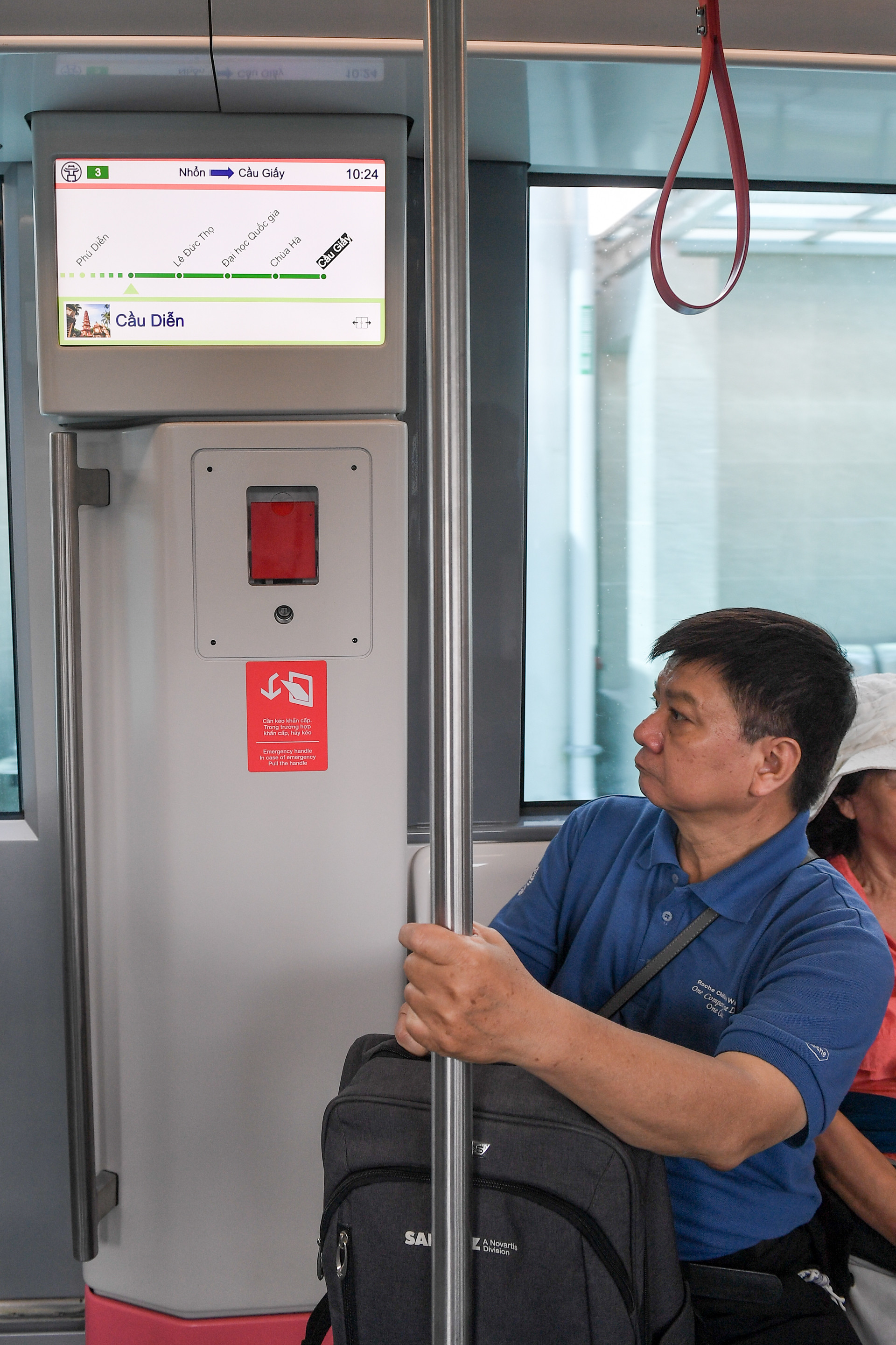 Các ga đến được hiển thị trên các màn hình bên trong tàu để người dân dễ quan sát. Các ga đến được hiển thị trên các màn hình bên trong tàu để người dân dễ quan sát.