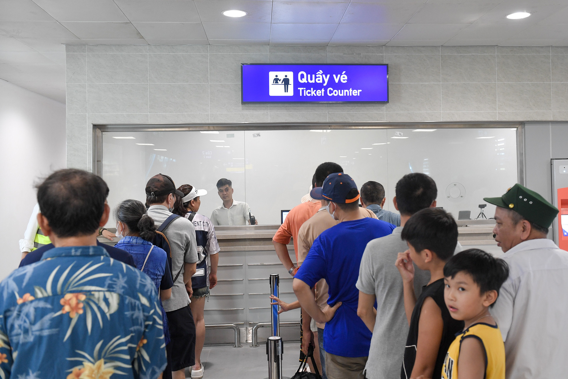 Trong 3 tháng đầu, Công ty TNHH MTV Đường sắt Hà Nội mở tuyến từ 5 giờ 30 phút sáng và đóng tuyến lúc 22 giờ đêm, tàu chạy 10 phút/chuyến. Riêng ngày đầu tiên mở tuyến từ 8 giờ. Trong 3 tháng đầu, Công ty TNHH MTV Đường sắt Hà Nội mở tuyến từ 5 giờ 30 phút sáng và đóng tuyến lúc 22 giờ đêm, tàu chạy 10 phút/chuyến. Riêng ngày đầu tiên mở tuyến từ 8 giờ.