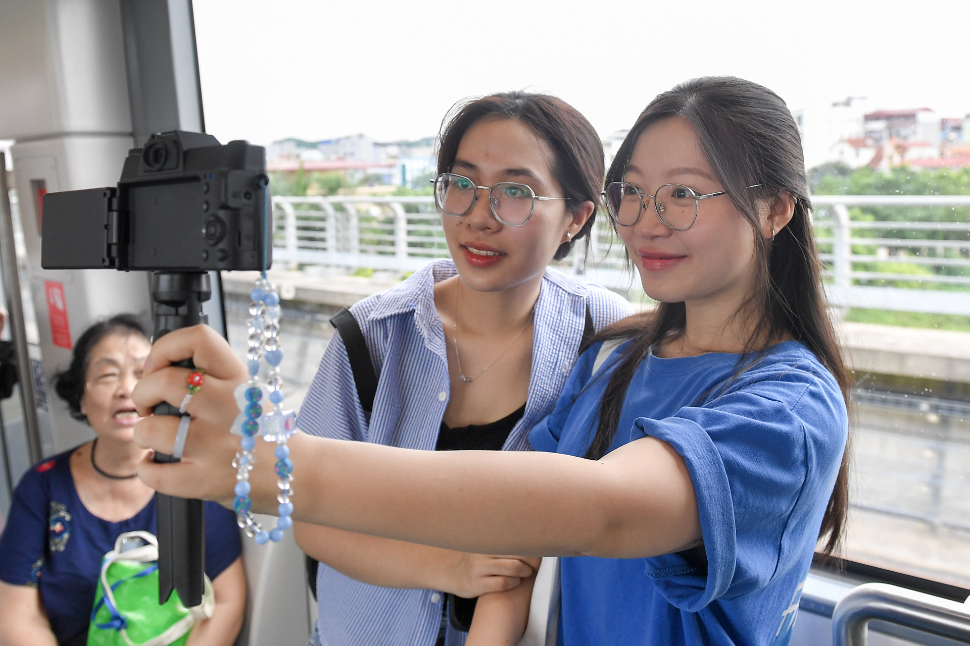 Nhiều bạn trẻ không quên lưu lại những tấm hình trên tàu điện Nhổn-Ga Hà Nội. Nhiều bạn trẻ không quên lưu lại những tấm hình trên tàu điện Nhổn-Ga Hà Nội.