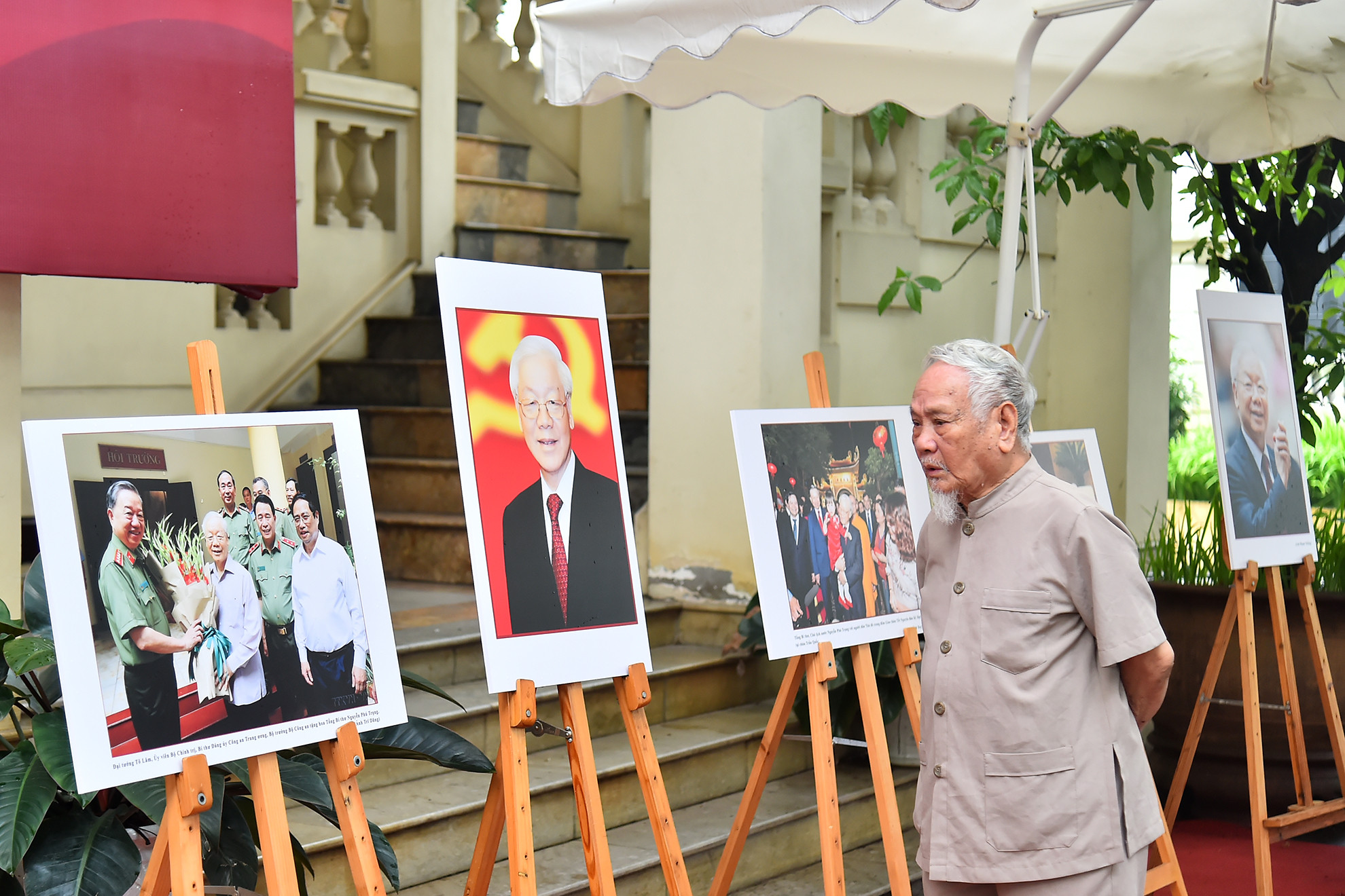 Với nhiều người dân, Tổng Bí thư Nguyễn Phú Trọng là một nhà lãnh đạo đặc biệt xuất sắc, nhà lý luận có tư duy vượt trội, nhưng rất dung dị, tình cảm và hiền hòa.