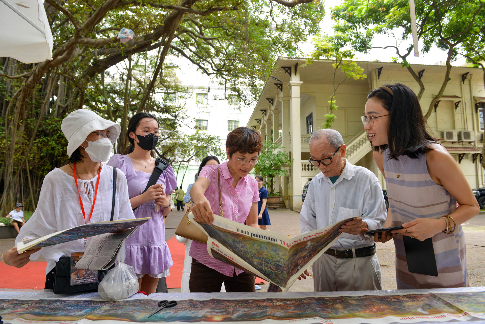 Bạn đọc có thể cắt, ghép 4 trang in thành bức tranh panorama dài 3,21m và tương tác với tranh thông qua công nghệ thực tế ảo tăng cường (AR) hoặc quét mã QR.