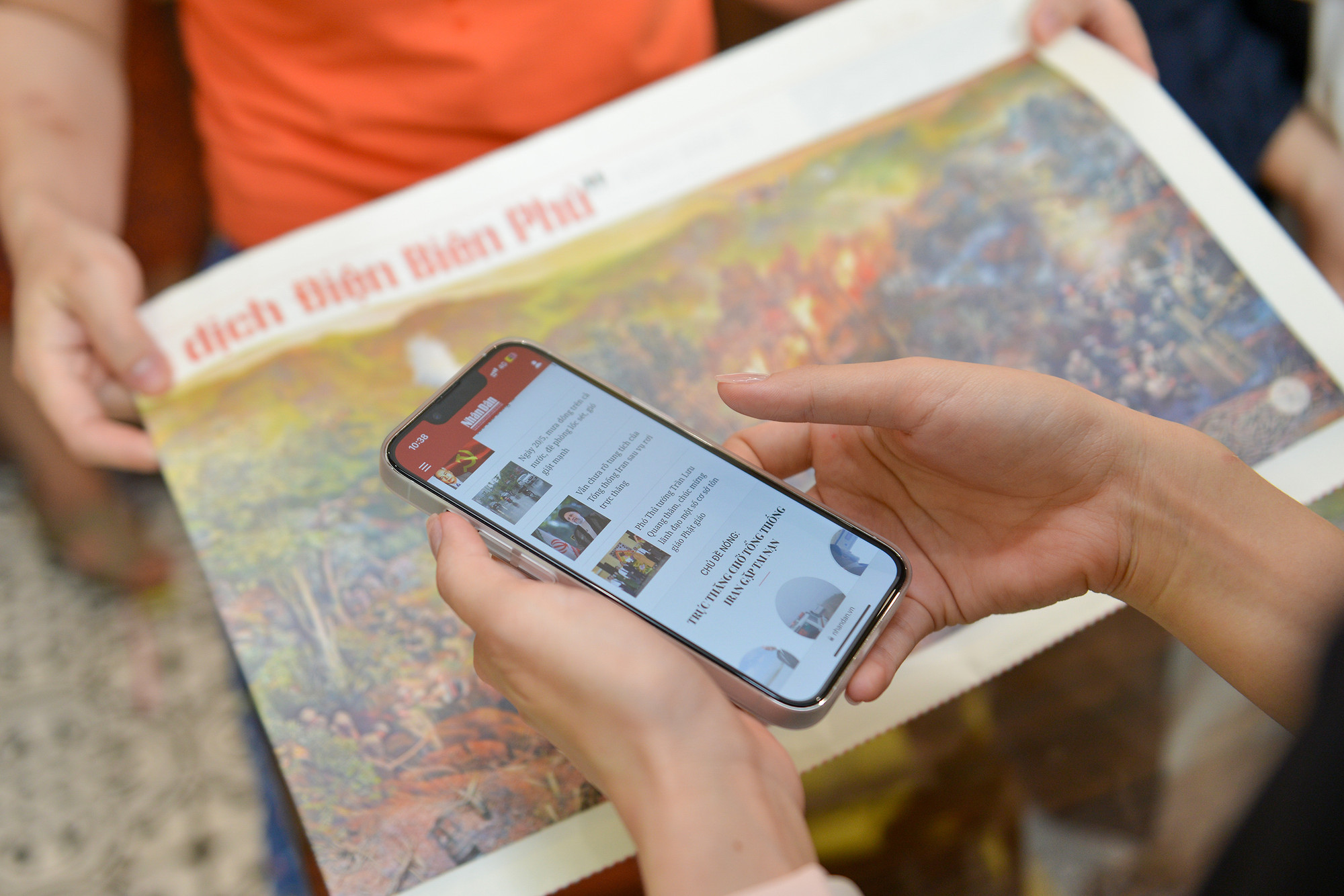 Nhiều độc giả đã thực hiện đăng ký/ đăng nhập và đọc tin bài trực tiếp tại điểm phát phụ san.