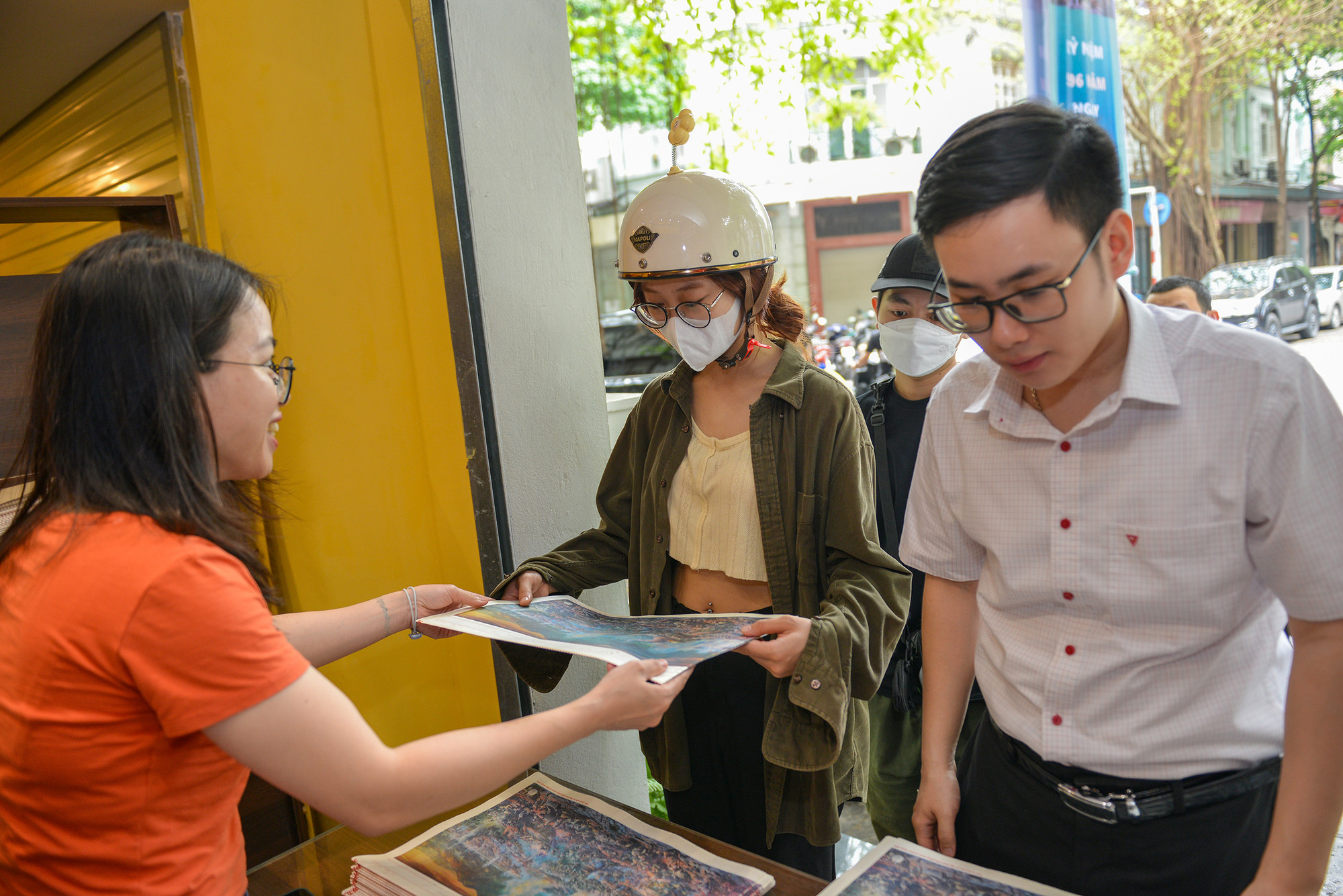 Nhiều bạn trẻ đã săn lùng tờ phụ san đặc biệt này trong thời gian qua.