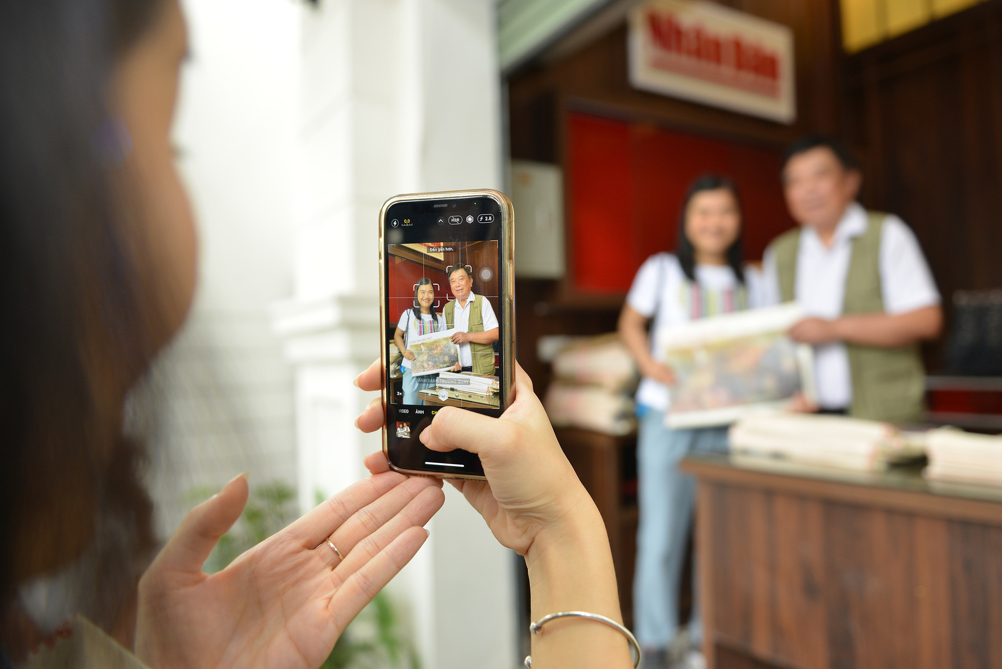 Nhiều bạn trẻ sau khi được họa sĩ ký tặng tranh panorama đã không quên chụp hình lưu niệm cùng họa sĩ.