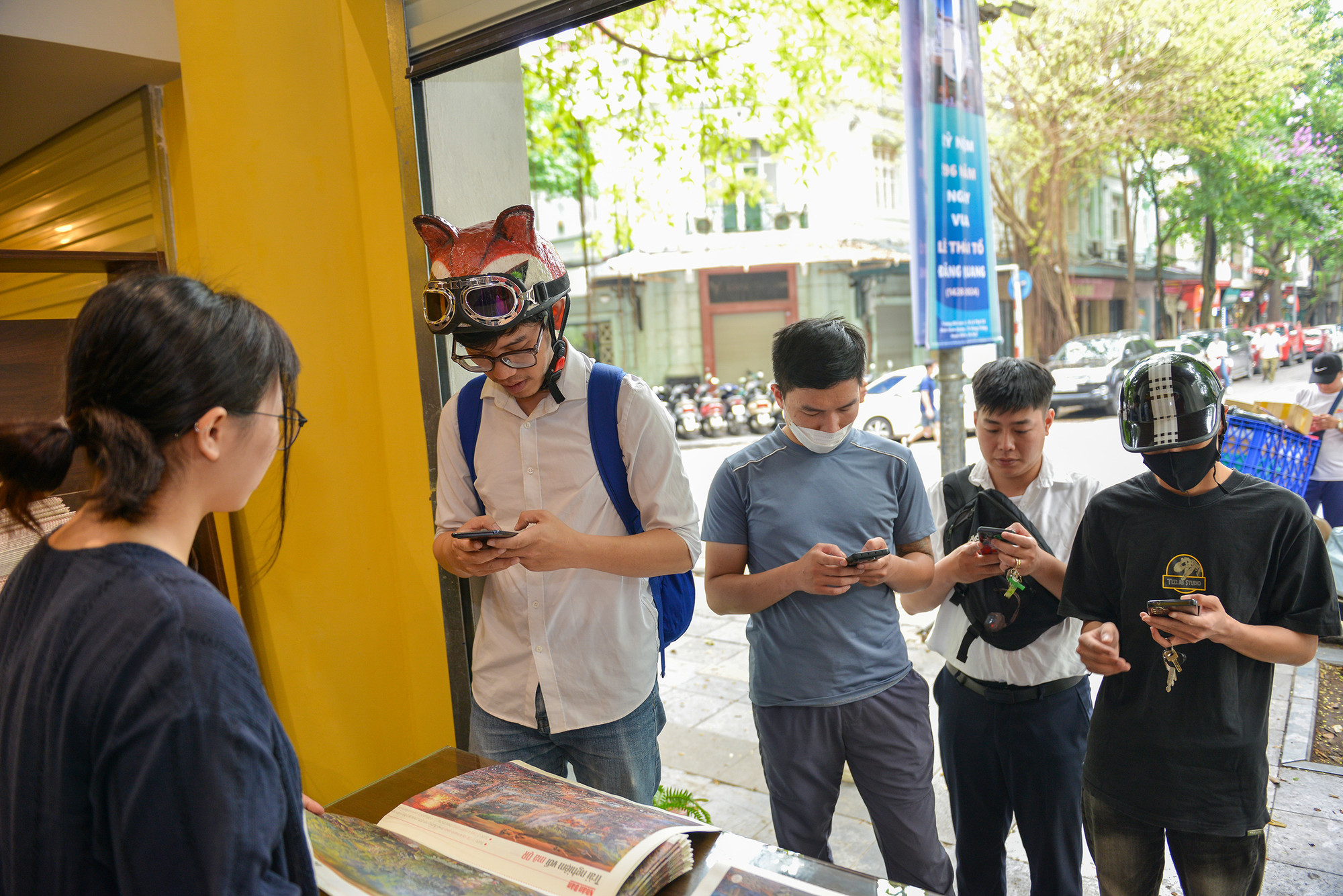 Các độc giả đăng ký/đăng nhập trên Báo Nhân Dân điện tử tại địa chỉ https://nhandan.vn/