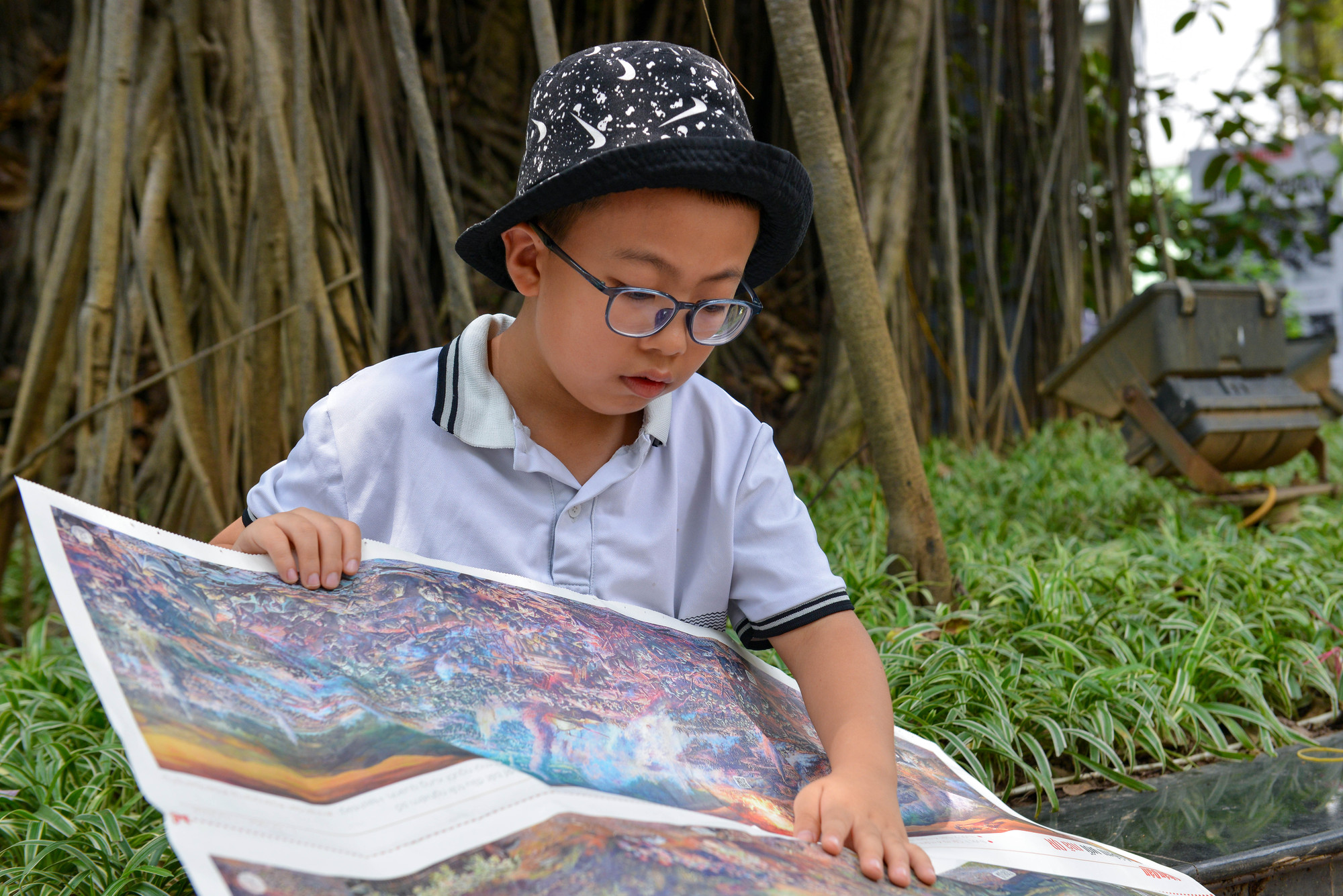 Nhiều em nhỏ thích thú khi được cầm trên tay ấn phẩm đặc biệt này.