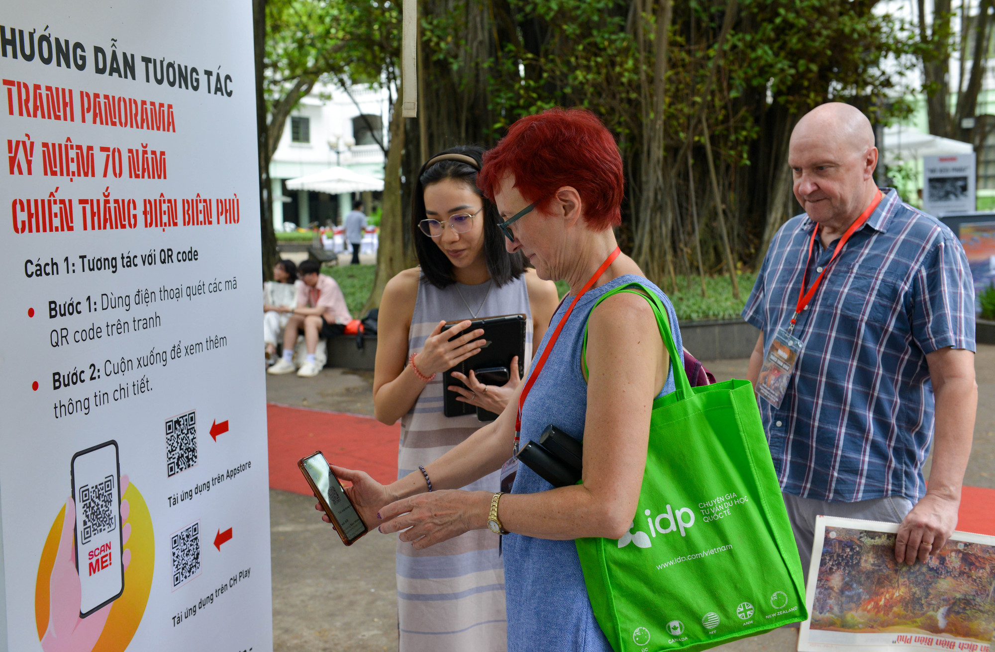 Rất đông khách du lịch nước ngoài cũng đến tham quan và quét mã QR để trải nghiệm.
