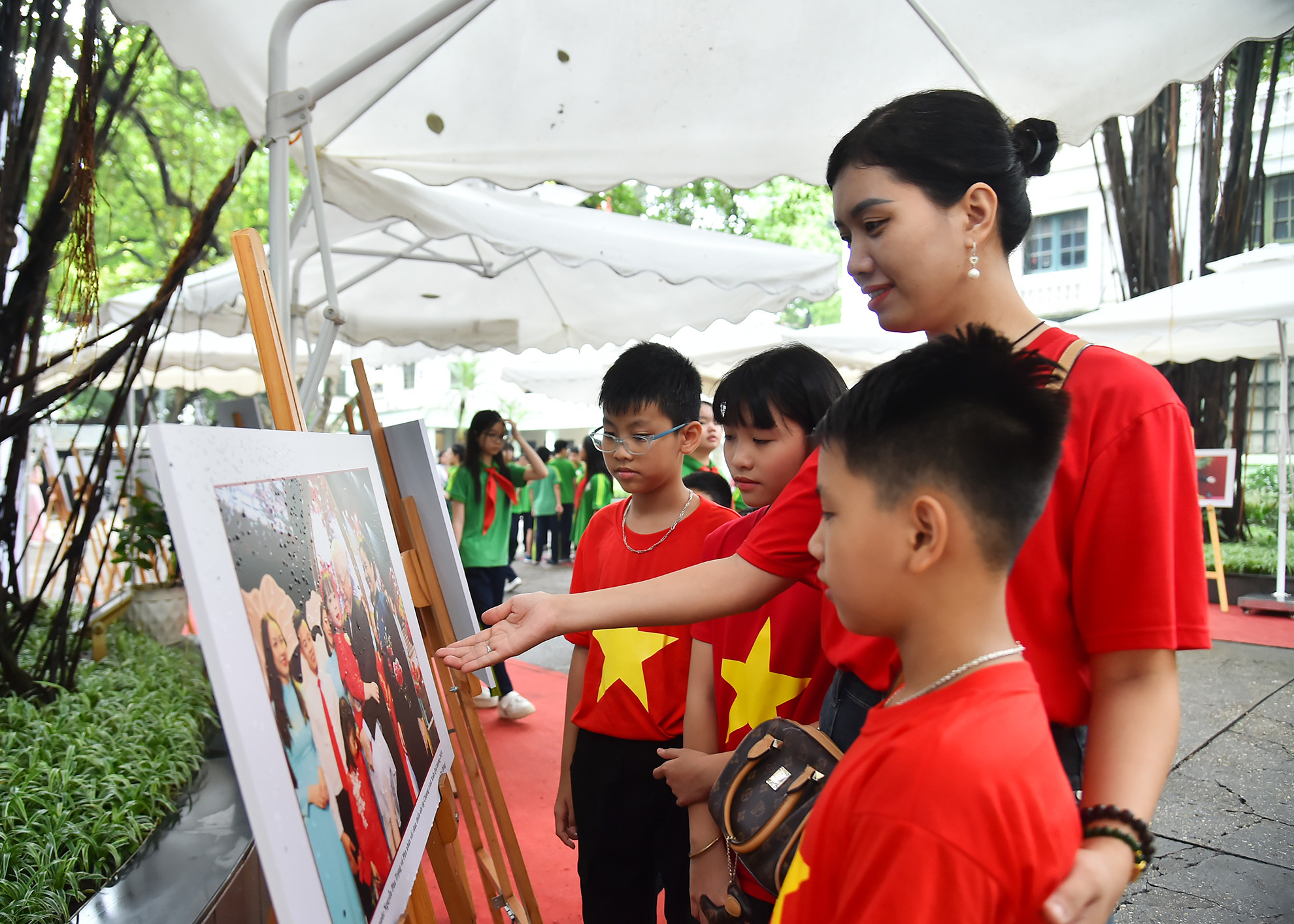 Những bức ảnh ấn tượng về cuộc đời, sự nghiệp của Tổng Bí thư Nguyễn Phú Trọng qua các thời kỳ và lĩnh vực, được đông đảo người dân trân quý.