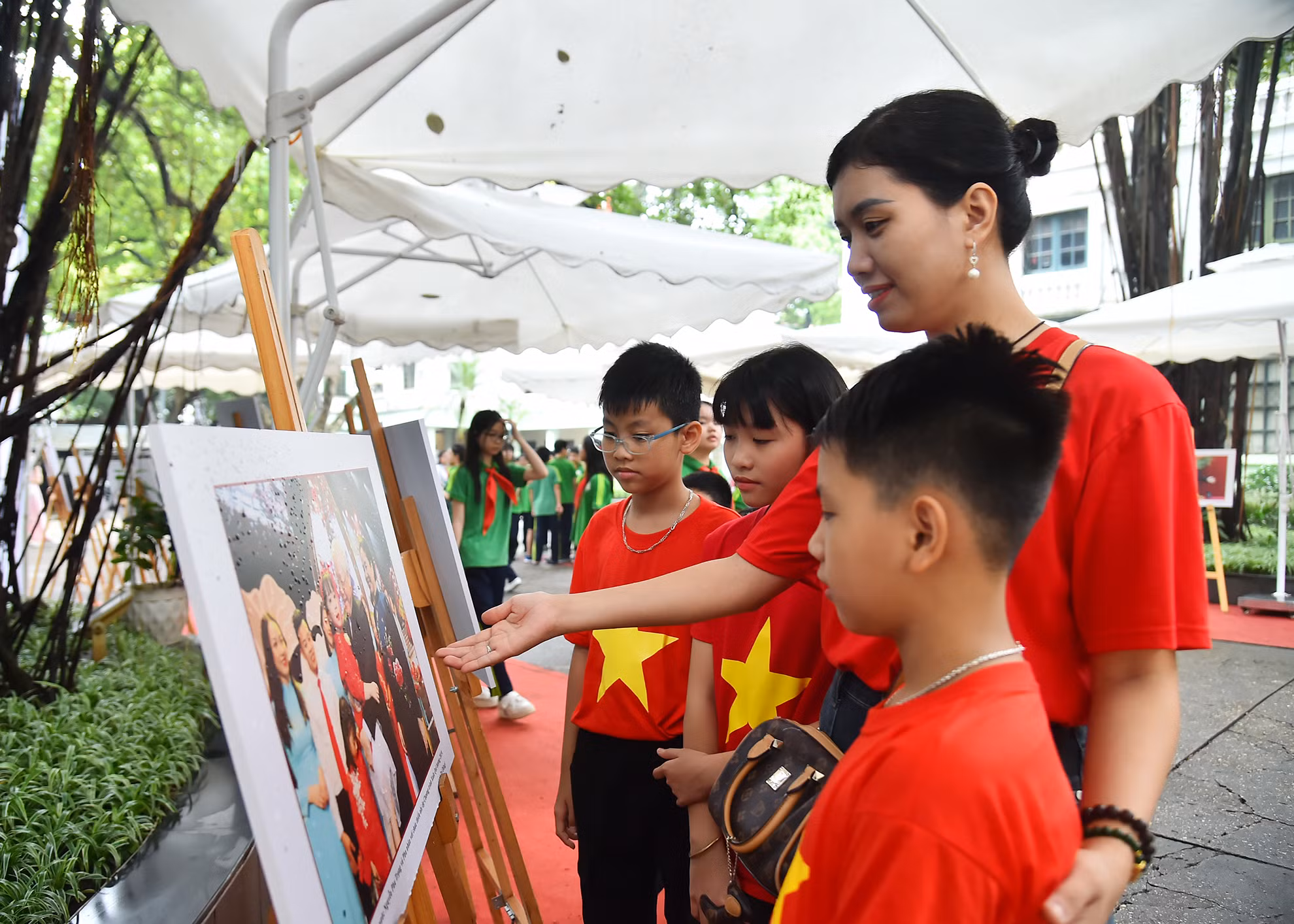 Những bức ảnh ấn tượng về cuộc đời, sự nghiệp của Tổng Bí thư Nguyễn Phú Trọng qua các thời kỳ và lĩnh vực, được đông đảo người dân trân quý. Những bức ảnh ấn tượng về cuộc đời, sự nghiệp của Tổng Bí thư Nguyễn Phú Trọng qua các thời kỳ và lĩnh vực, được đông đảo người dân trân quý.