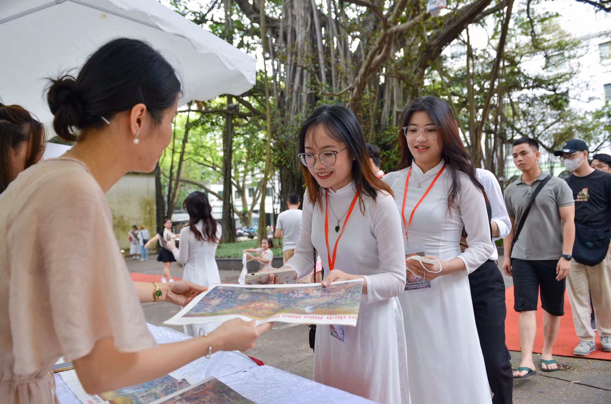 Sáng 11/5, rất đông người dân đã có mặt tại tòa soạn Báo Nhân Dân (71 Hàng Trống, Hà Nội) để xếp hàng nhận bản phụ san tranh panorama Chiến dịch Điện Biên Phủ.