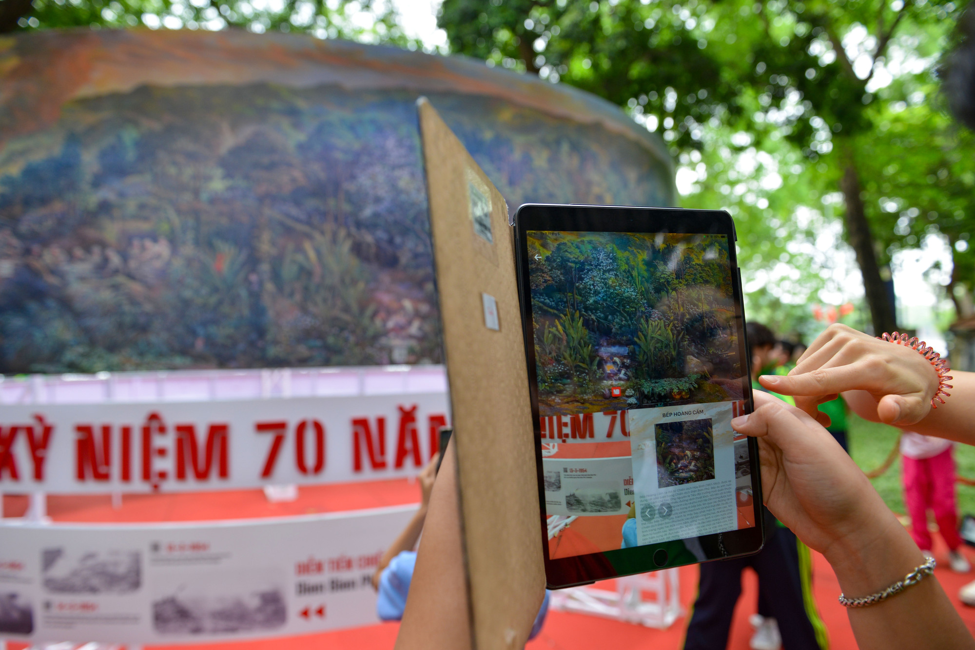 Quét mã QR ngay trên bức tranh panorama, học sinh có thể trực tiếp tương tác, chủ động tìm kiếm các thông tin về 56 ngày đêm chiến đấu trong Chiến dịch Điện Biên Phủ.