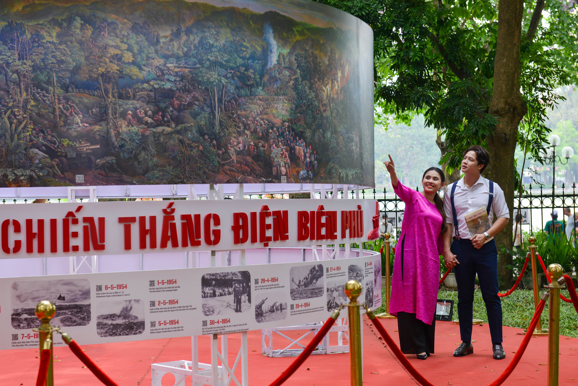 Có cả những cặp đôi đến chụp ảnh cưới bên bức tranh panorama.