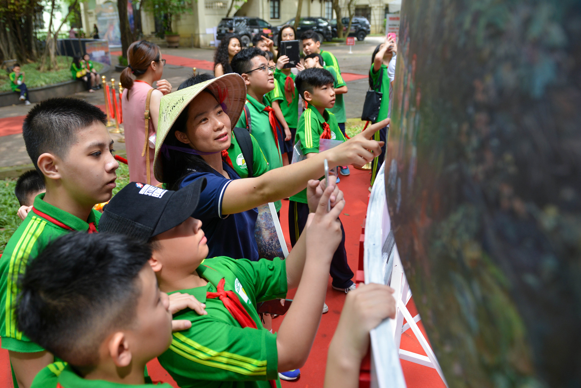 Học sinh được nhìn, trải nghiệm bức tranh panorama với đường kính dài 5,5m, chiều cao hơn 3m và trải nghiệm công nghệ thực tế tăng cường với mô hình tranh panorama 360 độ.