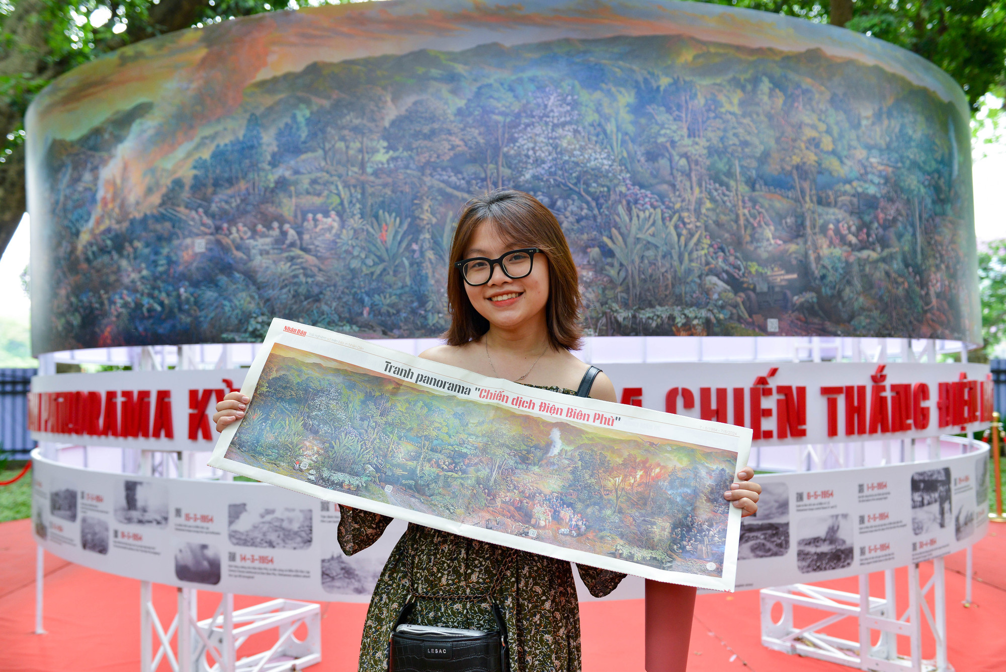 Nhiều bạn đã đi một quãng đường khá xa để đến tòa soạn Báo Nhân Dân nhận ấn bản đặc biệt.