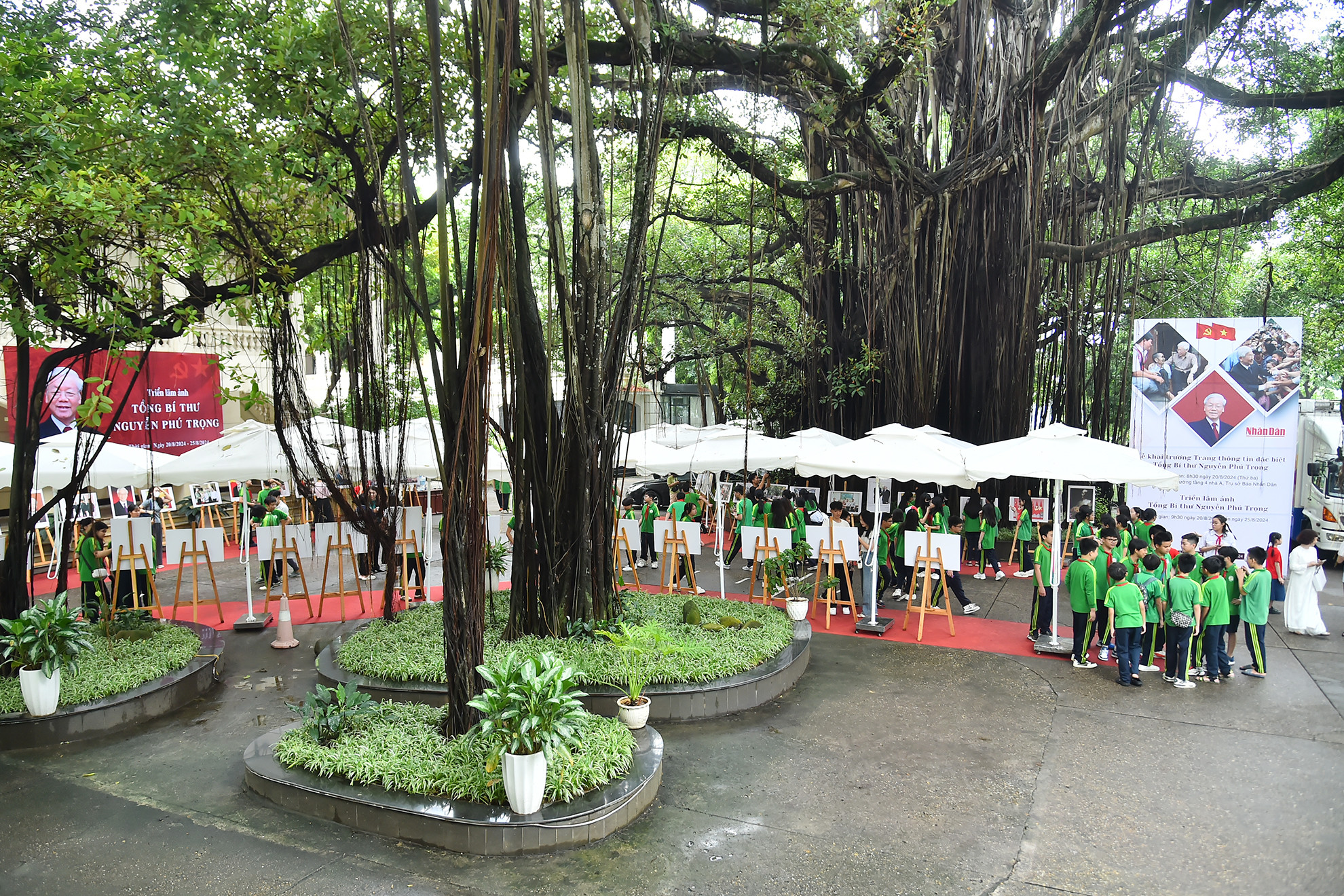 Những ngày này, tại khuôn viên Trụ sở Bộ Biên tập Báo Nhân Dân, đông đảo các tầng lớp nhân dân tới tham quan Triển lãm ảnh “Tổng Bí thư Nguyễn Phú Trọng”.
