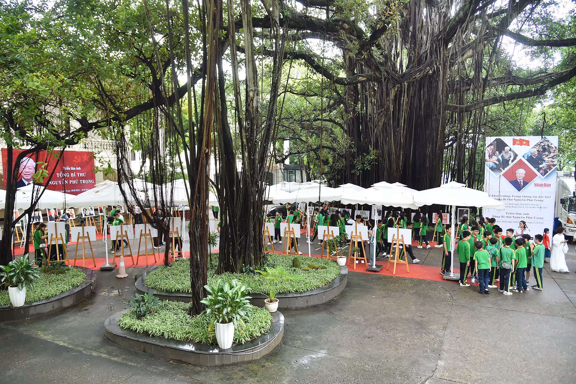 Những ngày này, tại khuôn viên Trụ sở Bộ Biên tập Báo Nhân Dân, đông đảo các tầng lớp nhân dân tới tham quan Triển lãm ảnh “Tổng Bí thư Nguyễn Phú Trọng”. Những ngày này, tại khuôn viên Trụ sở Bộ Biên tập Báo Nhân Dân, đông đảo các tầng lớp nhân dân tới tham quan Triển lãm ảnh “Tổng Bí thư Nguyễn Phú Trọng”.