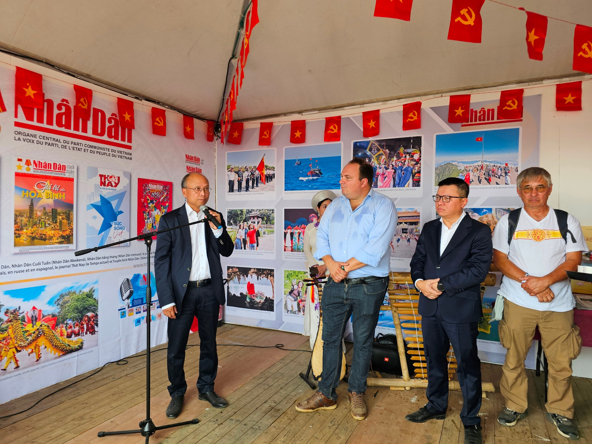 Đại sứ Việt Nam tại Pháp Đinh Toàn Thắng nhấn mạnh ý nghĩa của các hoạt động tại gian trưng bày do Báo Nhân Dân tổ chức, góp phần quảng bá Việt Nam và tăng cường giao lưu với bạn bè quốc tế.