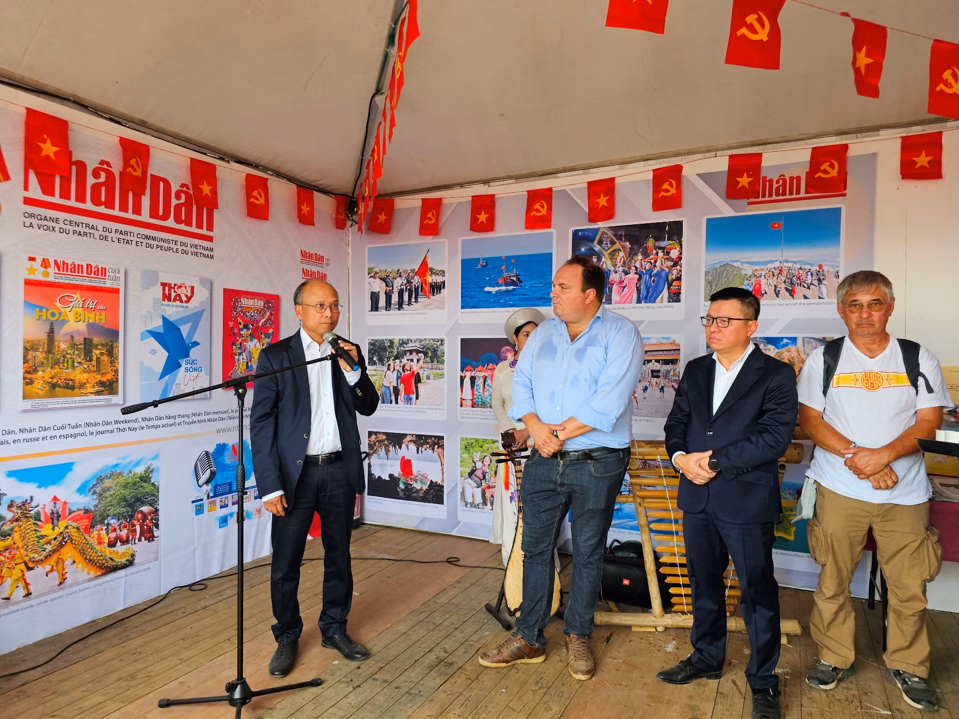 Đại sứ Việt Nam tại Pháp Đinh Toàn Thắng nhấn mạnh ý nghĩa của các hoạt động tại gian trưng bày do Báo Nhân Dân tổ chức, góp phần quảng bá Việt Nam và tăng cường giao lưu với bạn bè quốc tế. Đại sứ Việt Nam tại Pháp Đinh Toàn Thắng nhấn mạnh ý nghĩa của các hoạt động tại gian trưng bày do Báo Nhân Dân tổ chức, góp phần quảng bá Việt Nam và tăng cường giao lưu với bạn bè quốc tế.