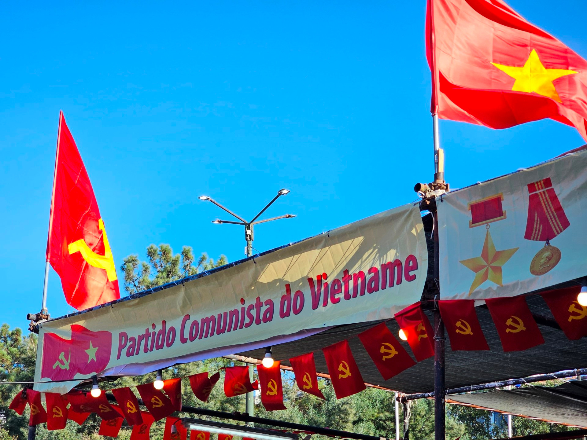 Gian trưng bày Việt Nam, do Báo Nhân Dân tổ chức, nổi bật trong Khu Quốc tế tại Hội báo Avante năm 2023.