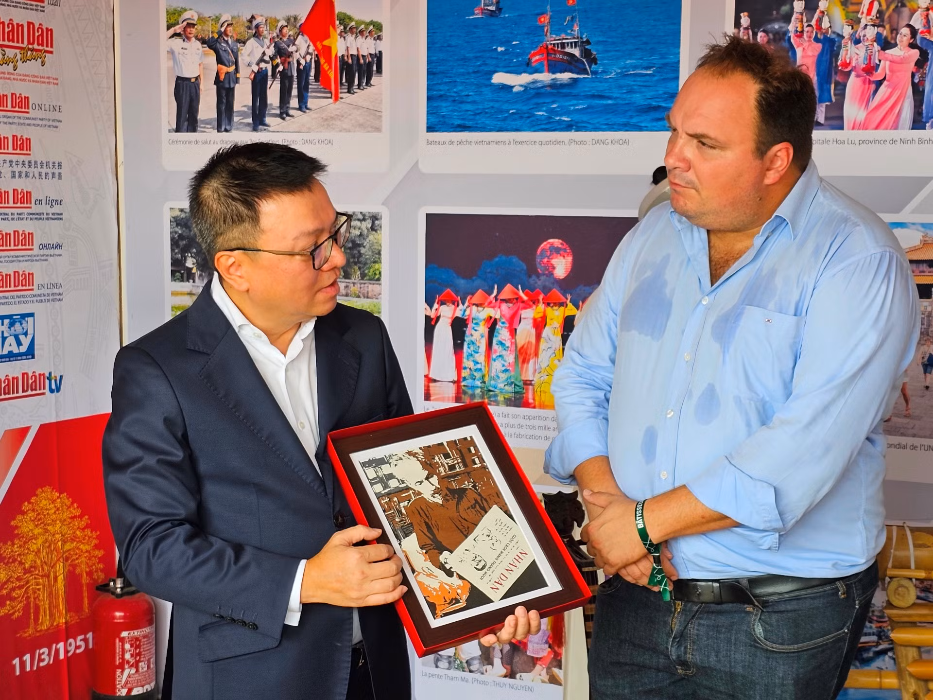 Tổng Biên tập Lê Quốc Minh tặng quà lưu niệm "Bác Hồ đọc Báo Nhân Dân" cho Tổng Biên tập Fabien Gay và mong muốn rằng tình hữu nghị giữa những người cộng sản Pháp và Việt Nam cũng như quan hệ hợp tác giữa hai tờ báo Đảng sẽ ngày càng phát triển. Tổng Biên tập Lê Quốc Minh tặng quà lưu niệm "Bác Hồ đọc Báo Nhân Dân" cho Tổng Biên tập Fabien Gay và mong muốn rằng tình hữu nghị giữa những người cộng sản Pháp và Việt Nam cũng như quan hệ hợp tác giữa hai tờ báo Đảng sẽ ngày càng phát triển.