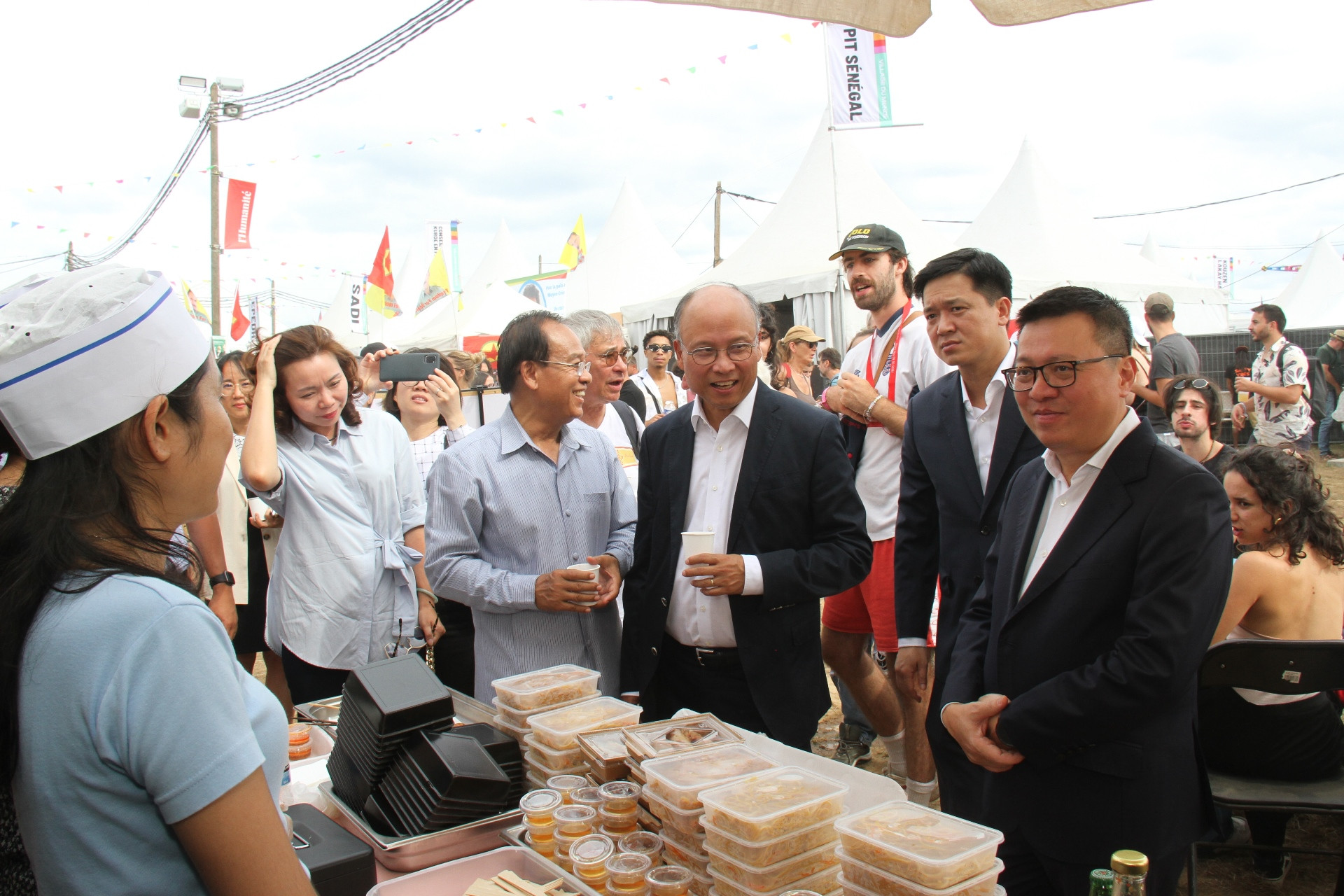 Tổng Biên tập Lê Quốc Minh và Đại sứ Đinh Toàn Thắng thăm gian trưng bày của Lào.