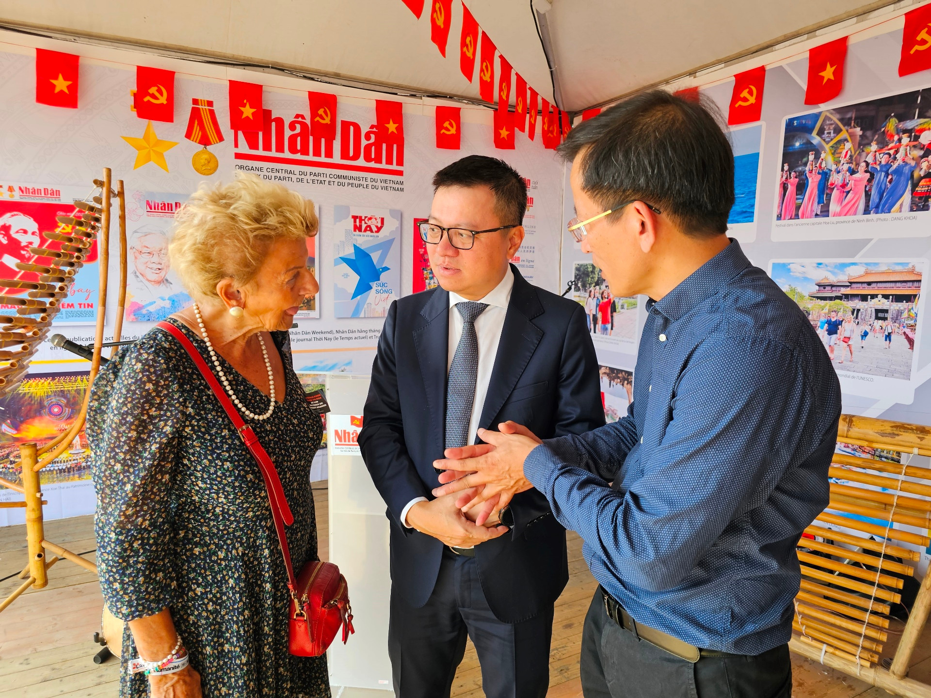 Trò chuyện Tổng Biên tập Lê Quốc Minh, bà Hélène Luc, Thượng Nghị sĩ danh dự, Chủ tịch danh dự Hội Hữu nghị Pháp-Việt cho biết mỗi năm bà rất mong đến dịp hội báo để gặp những người bạn Việt Nam.