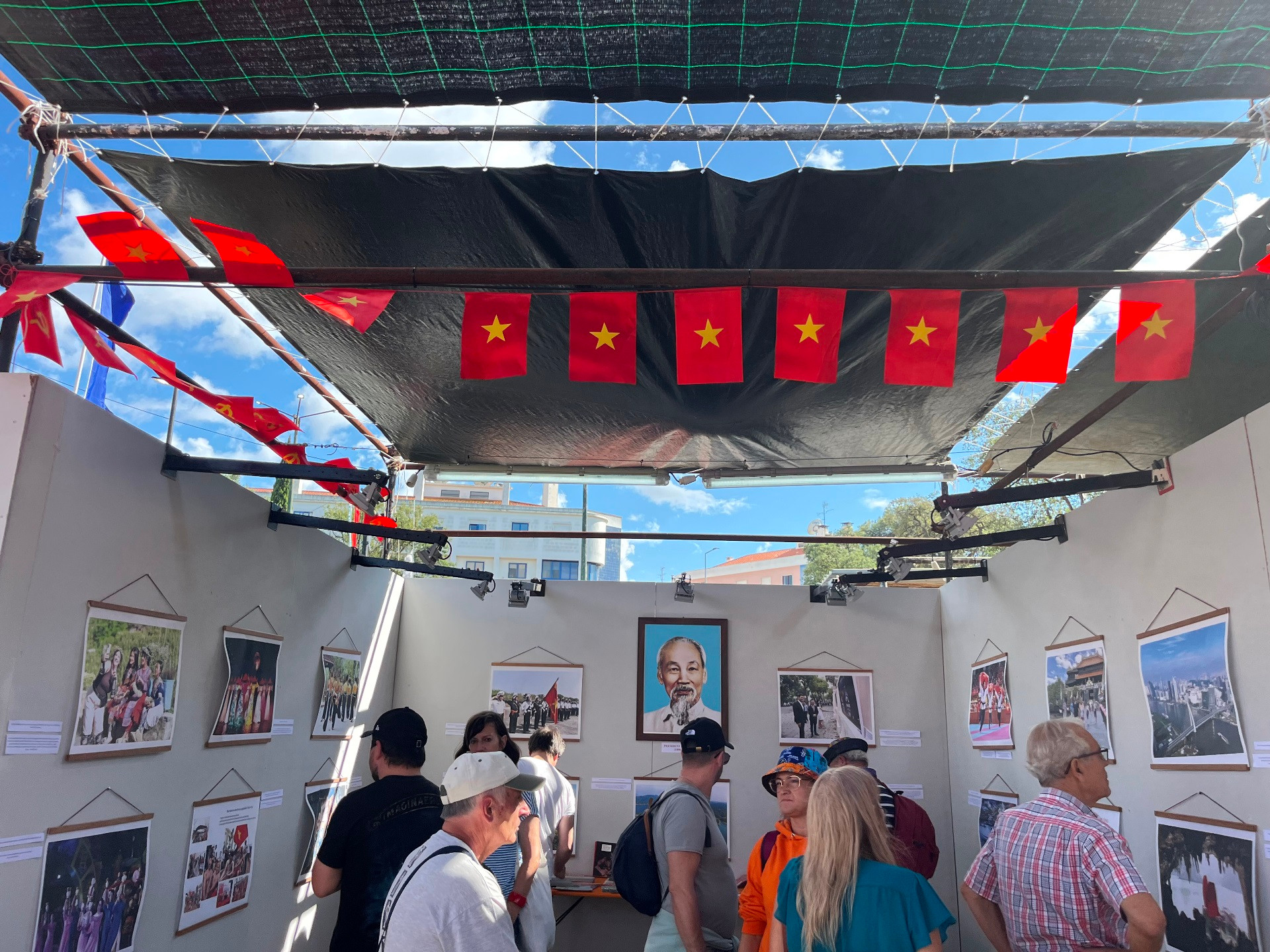 Gian trưng bày Việt Nam thu hút rất đông người dân Bồ Đào Nha và bạn bè quốc tế tới thăm trong ba ngày hội báo.