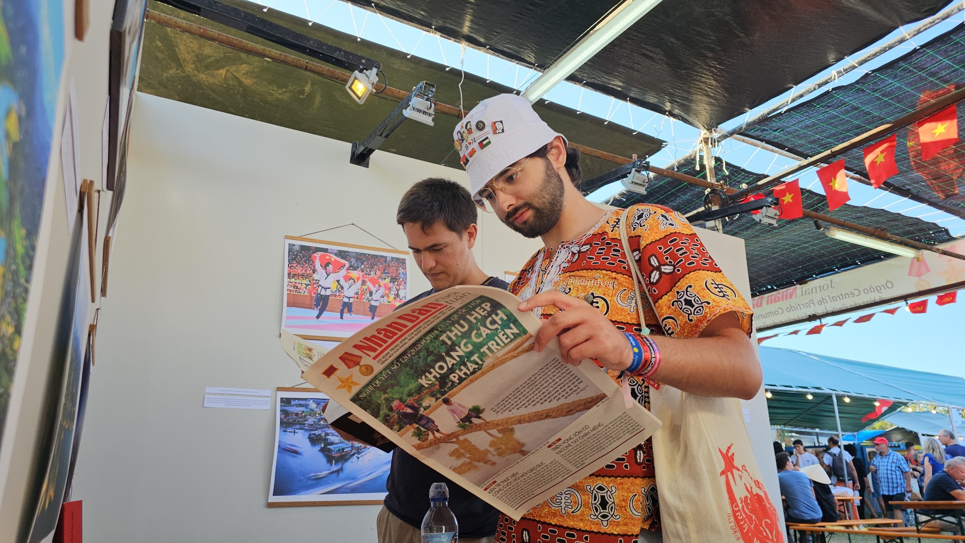 Hai sinh viên người Bồ Đào Nha Jose Flores và Vitor Arauj ấn tương với cách trình bày của các ấn phẩm Báo Nhân Dân.