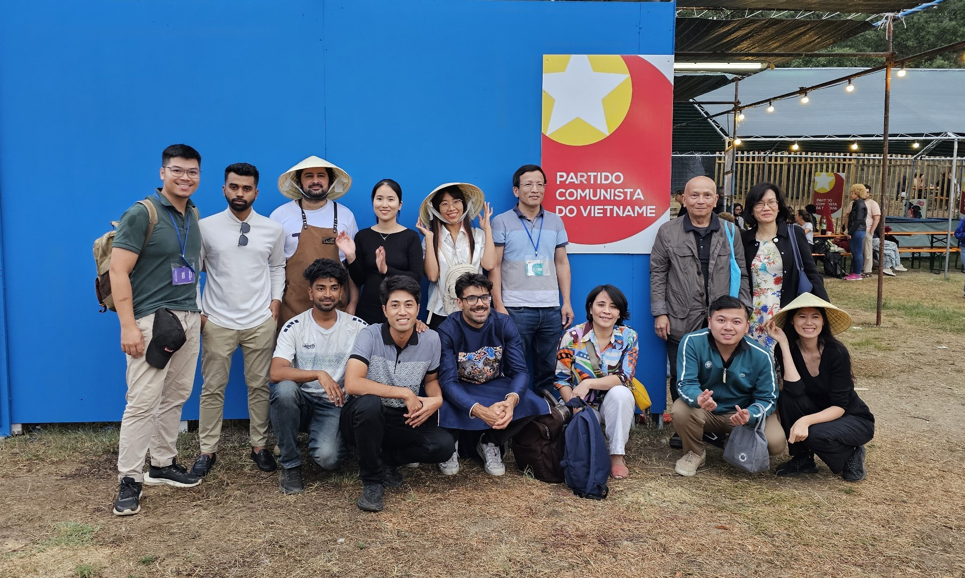 Các tình nguyện viên Bồ Đào Nha và việt kiều giúp Báo Nhân Dân tổ chức gian trưng bày tại Hội báo Avante năm 2023.