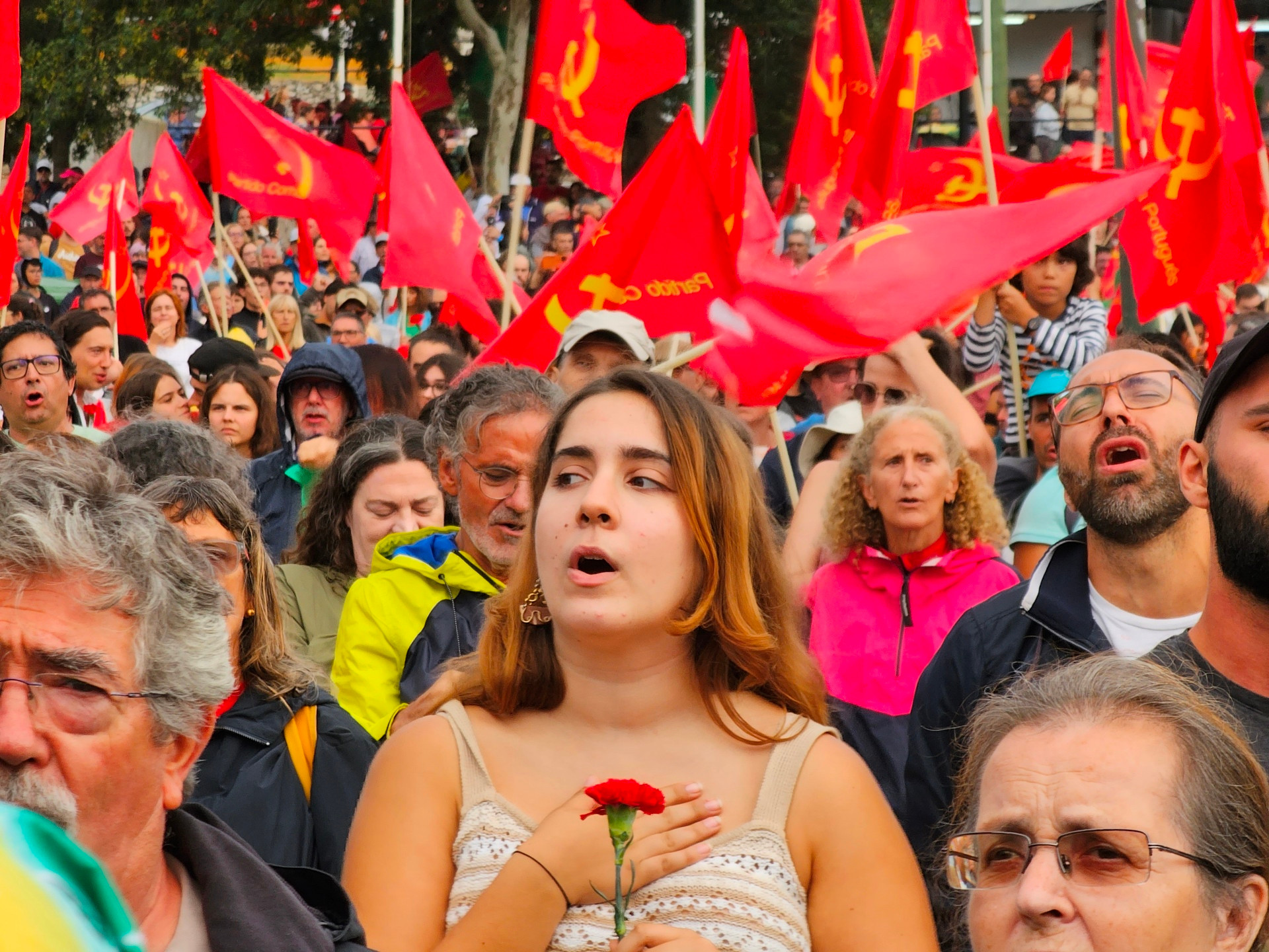 Đảng Cộng sản Bồ Đào Nha đã từng góp phần to lớn vào việc chuẩn bị và tiến hành thắng lợi cuộc Cách mạng Tháng Tư năm 1974, đưa đất nước tiến lên con đường dân chủ, tiến bộ.