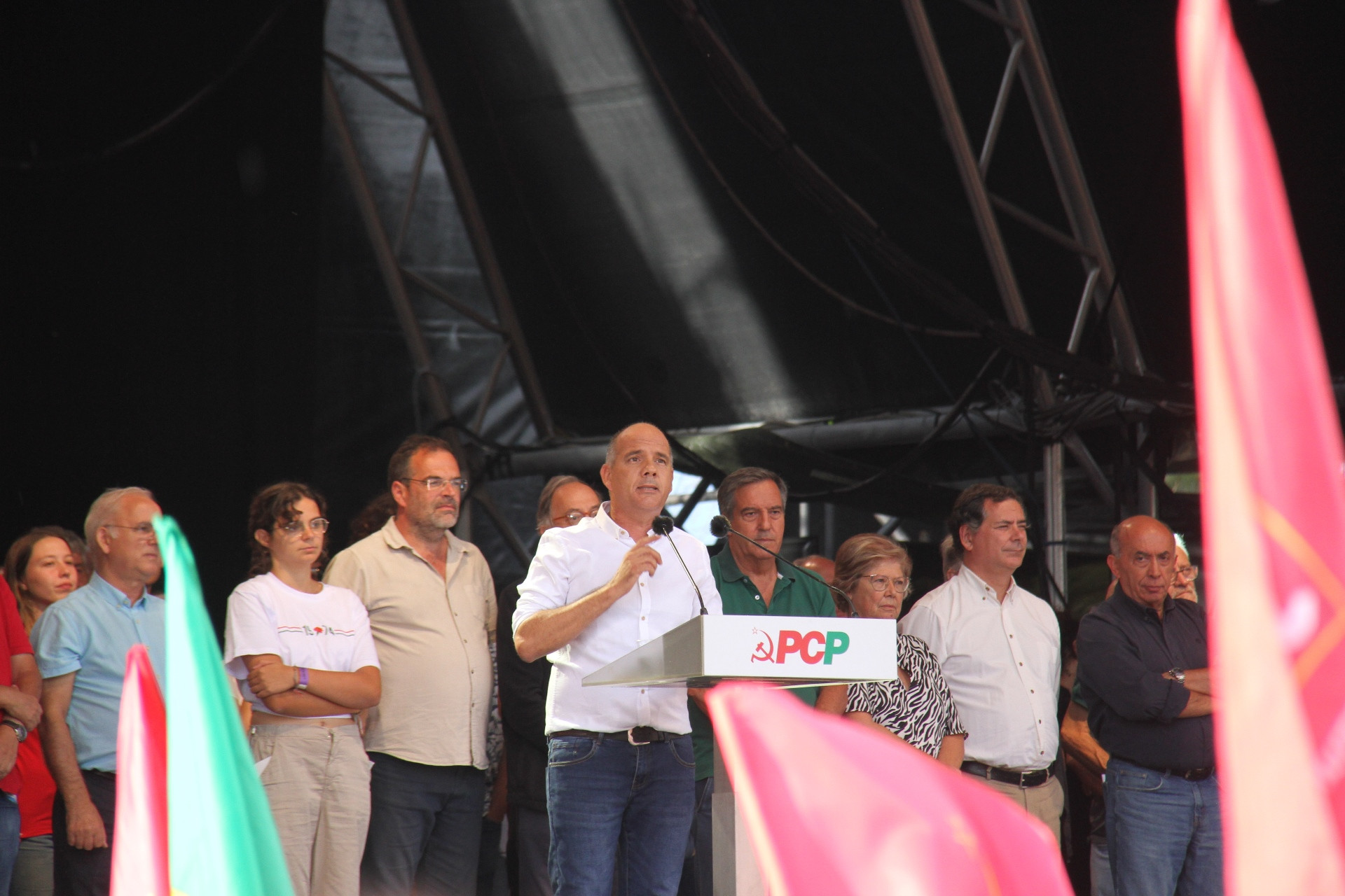 Phát biểu tại buổi mít-tinh biểu dương lực lượng, Tổng Bí thư Đảng Cộng sản Bồ Đào Nha Paulo Raimundo tái khẳng định Cương lĩnh của Đảng Cộng sản Bồ Đào Nha: “Nền dân chủ tiên tiến - Giá trị của Tháng Tư trong tương lai của Bồ Đào Nha”.