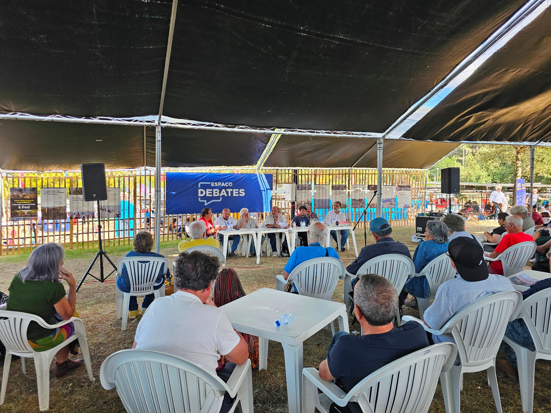 Các đại biểu quốc tế tham dự hội thảo về những thách thức toàn cầu và đấu tranh vì hòa bình.