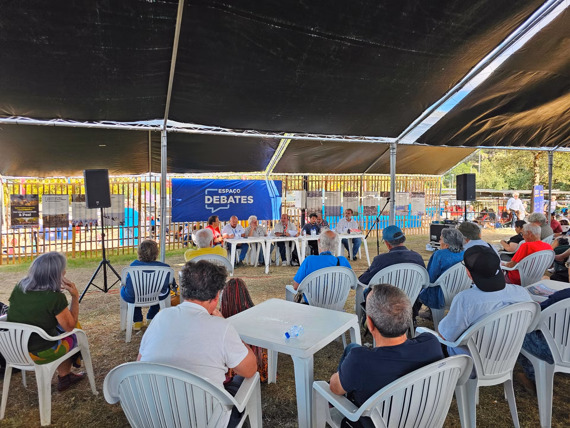 Các đại biểu quốc tế tham dự hội thảo về những thách thức toàn cầu và đấu tranh vì hòa bình.