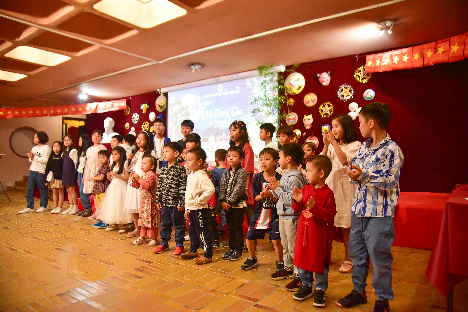 [Ảnh] Đêm hội Trăng rằm đầm ấm tại Pháp ảnh 3