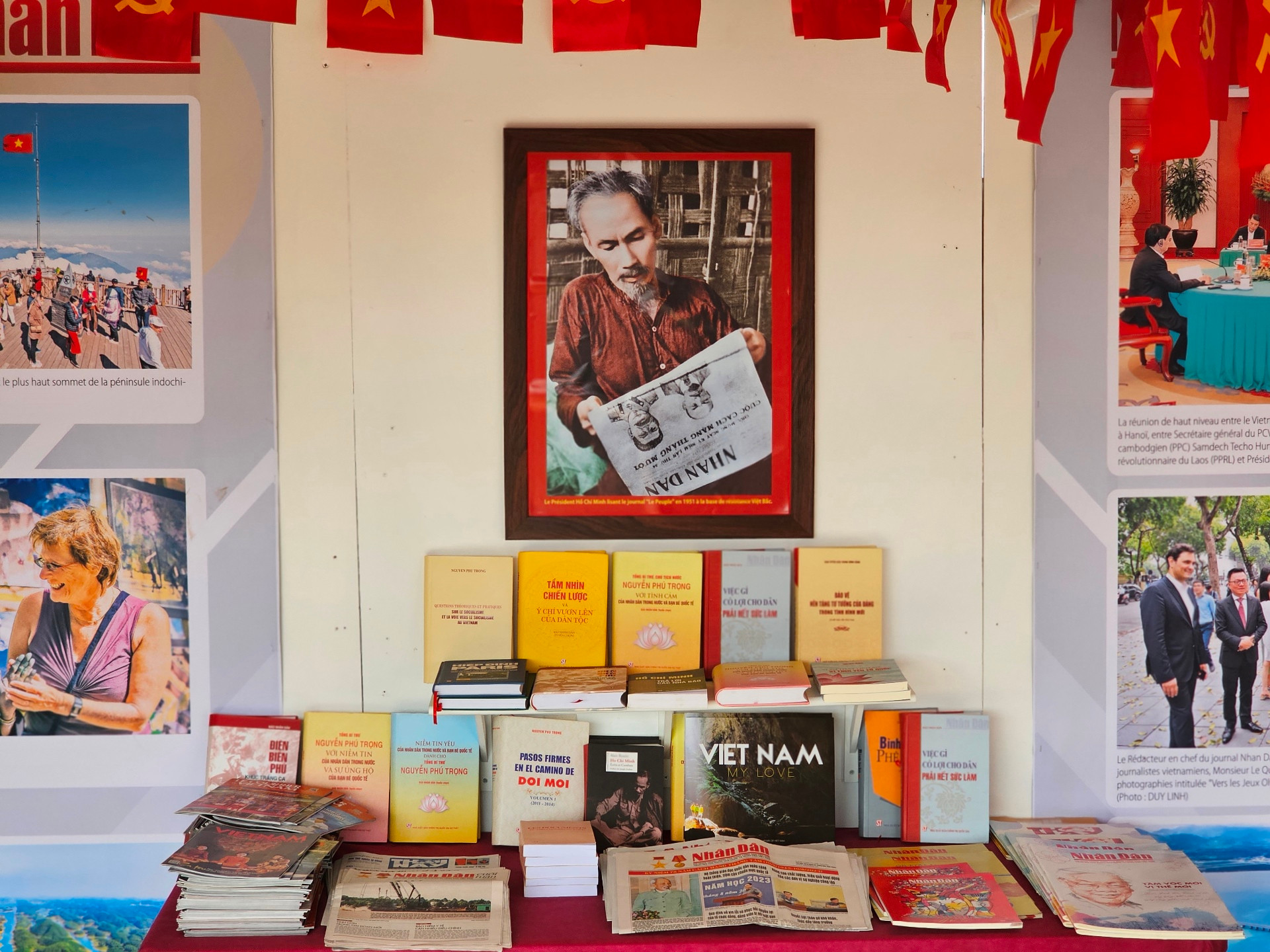 Trưng bày sách và các ấn phẩm về Chủ tịch Hồ Chí Minh, Đảng Cộng sản Việt Nam, công cuộc đổi mới và hội nhập quốc tế.