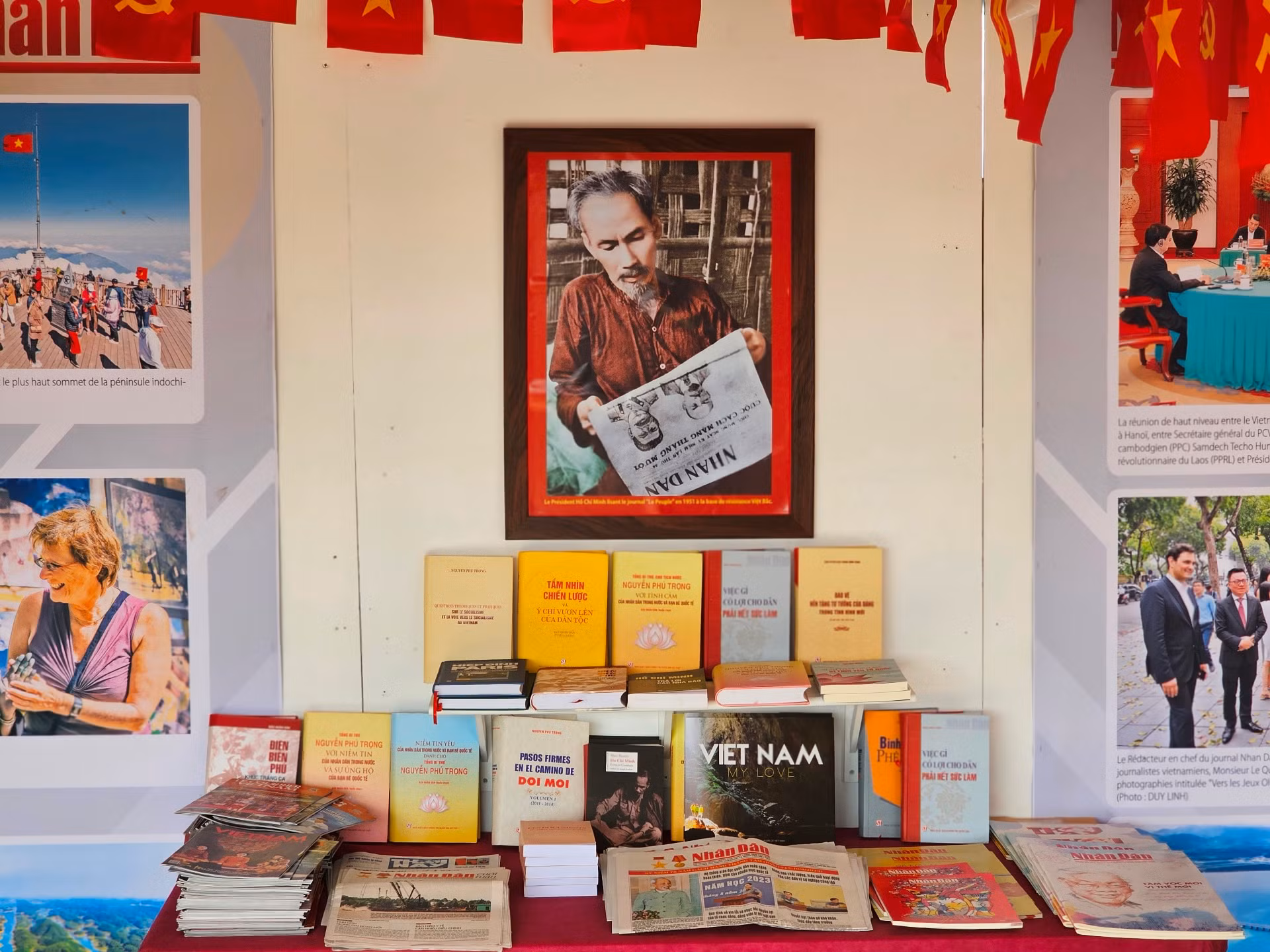 Trưng bày sách và các ấn phẩm về Chủ tịch Hồ Chí Minh, Đảng Cộng sản Việt Nam, công cuộc đổi mới và hội nhập quốc tế. Trưng bày sách và các ấn phẩm về Chủ tịch Hồ Chí Minh, Đảng Cộng sản Việt Nam, công cuộc đổi mới và hội nhập quốc tế.