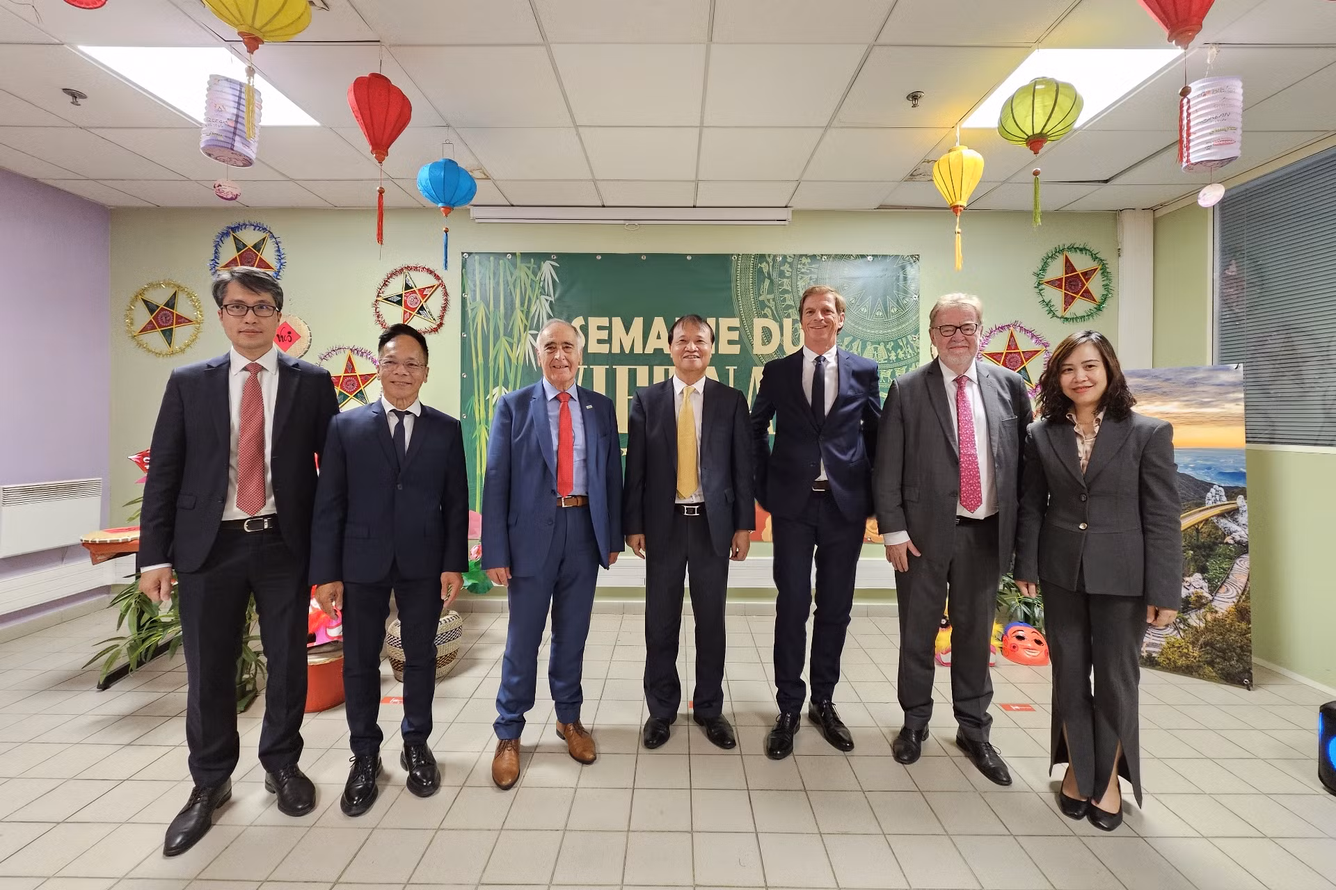 Carrefour là hệ thống phân phối đầu tiên của Pháp đồng hành cùng sản phẩm Việt và nâng tầm Tuần hàng Việt Nam như một sự kiện thường niên, có ý nghĩa quảng bá các sản phẩm đặc trưng của Việt Nam. Thứ trưởng Đỗ Thắng Hải cũng nhấn mạnh rằng, sự kiện đánh dấu bước tiến đáng ghi nhận trong quan hệ kinh tế-thương mại Việt Nam và Pháp, đặc biệt là trong năm 2023 kỷ niệm 50 năm thiết lập Quan hệ ngoại giao và 10 năm Đối tác chiến lược giữa hai nước, và cũng là một món quà rất ý nghĩa kỷ niệm 60 năm thành lập Tập đoàn Carrefour. Carrefour là hệ thống phân phối đầu tiên của Pháp đồng hành cùng sản phẩm Việt và nâng tầm Tuần hàng Việt Nam như một sự kiện thường niên, có ý nghĩa quảng bá các sản phẩm đặc trưng của Việt Nam. Thứ trưởng Đỗ Thắng Hải cũng nhấn mạnh rằng, sự kiện đánh dấu bước tiến đáng ghi nhận trong quan hệ kinh tế-thương mại Việt Nam và Pháp, đặc biệt là trong năm 2023 kỷ niệm 50 năm thiết lập Quan hệ ngoại giao và 10 năm Đối tác chiến lược giữa hai nước, và cũng là một món quà rất ý nghĩa kỷ niệm 60 năm thành lập Tập đoàn Carrefour.