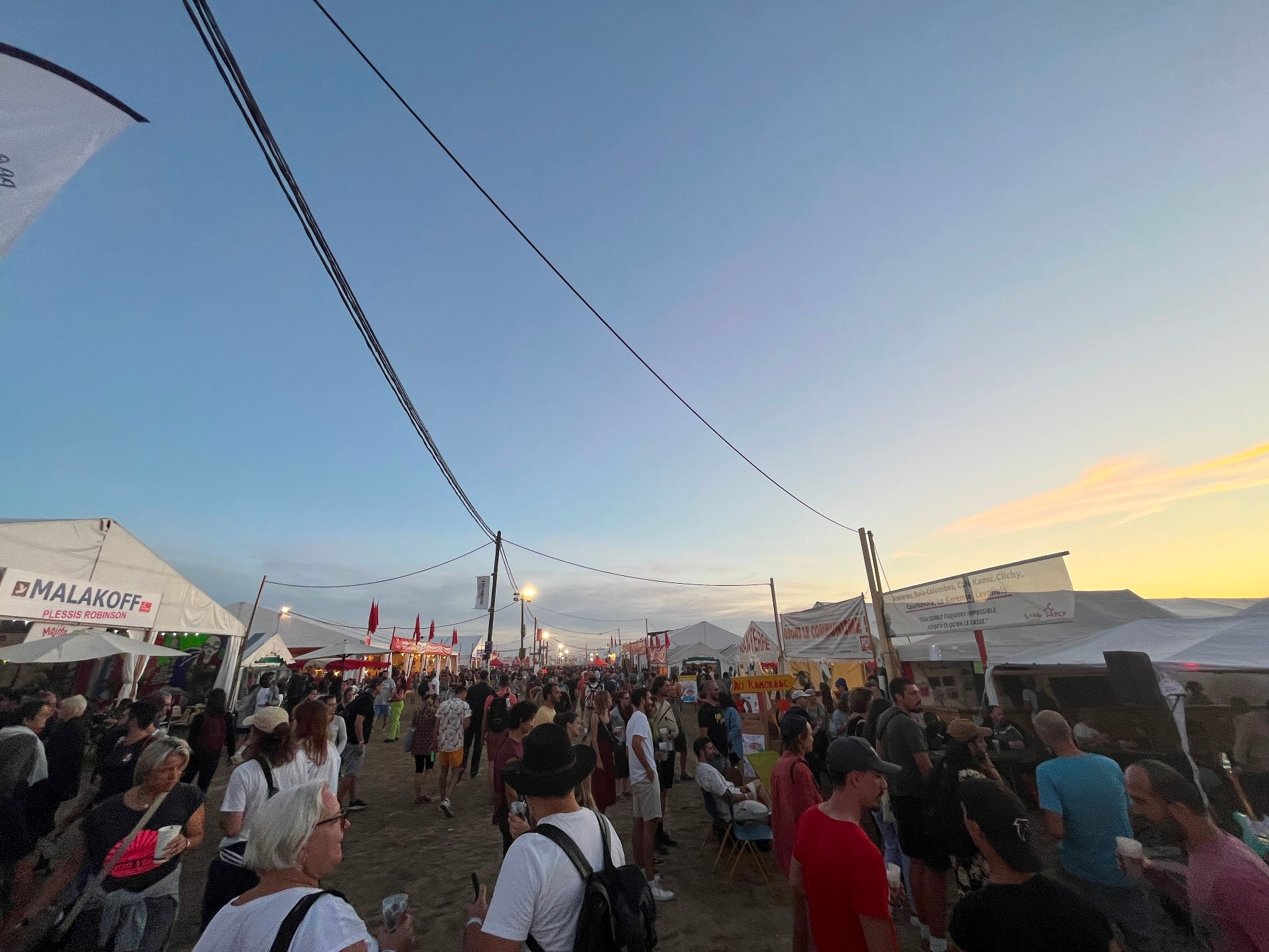 Hội báo Nhân đạo là “ngày hội” của tình đoàn kết, là sự kiện chính trị và văn hóa thu hút sự tham gia của hàng trăm nghìn người mỗi ngày đến từ khắp nơi ở Pháp và nhiều nước trên thế giới.