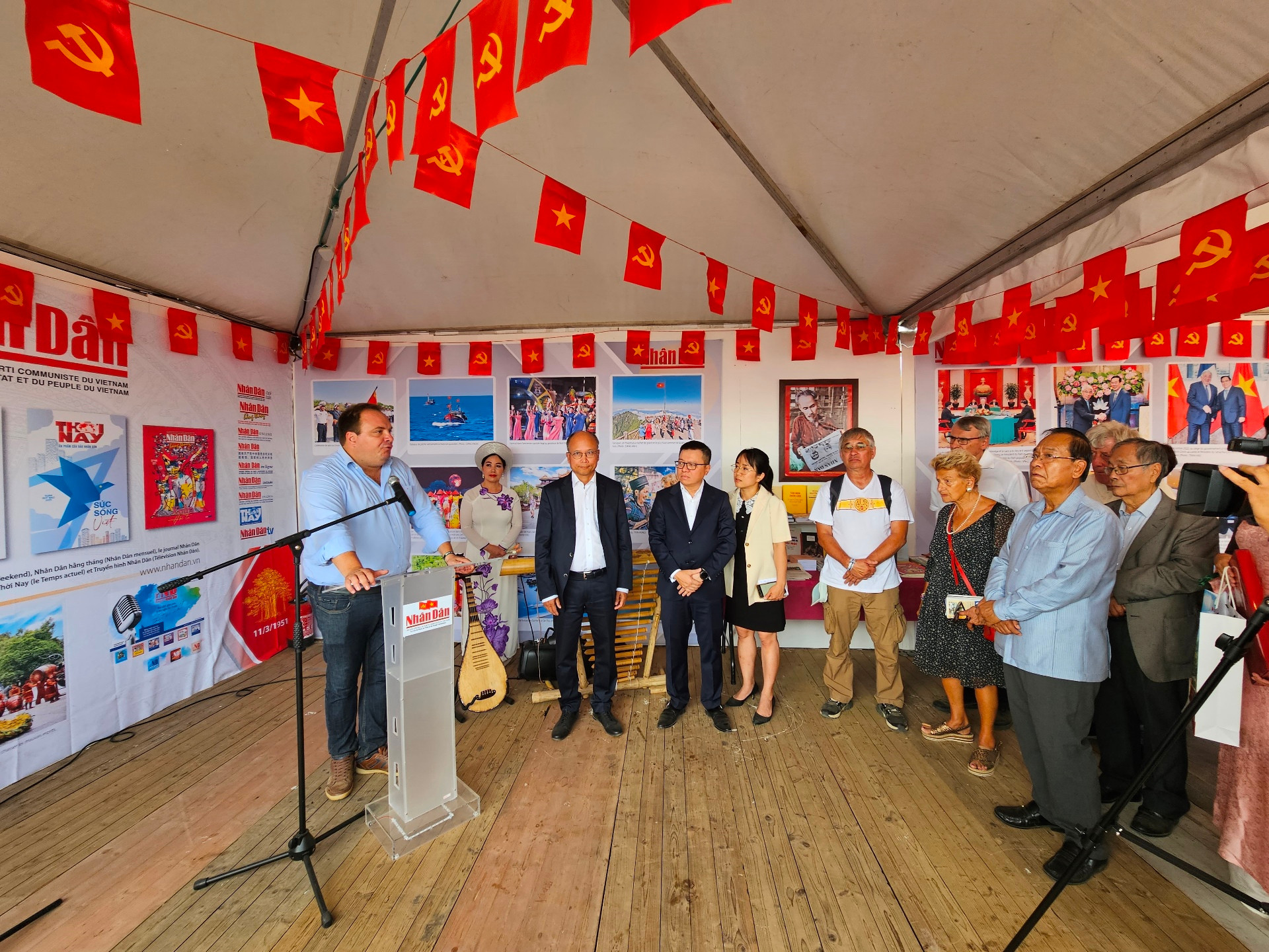 Tổng Biên tập báo Nhân đạo Fabien Gay mong muốn thế hệ trẻ duy trì và phát huy truyền thống gắn bó giữa hai đảng và nhân dân hai nước, tích cực đóng góp cho tình đoàn kết quốc tế vì hòa bình và tiến bộ xã hội. Tham dự buổi giới thiệu gian trưng bày có nguyên Ủy viên Bộ Chính trị của Đảng Cộng sản Pháp Denis Rondepierre, Đại sứ Lào tại Pháp Kham-Inh Khitchadeth và đại diện các hội đoàn Pháp-Việt.